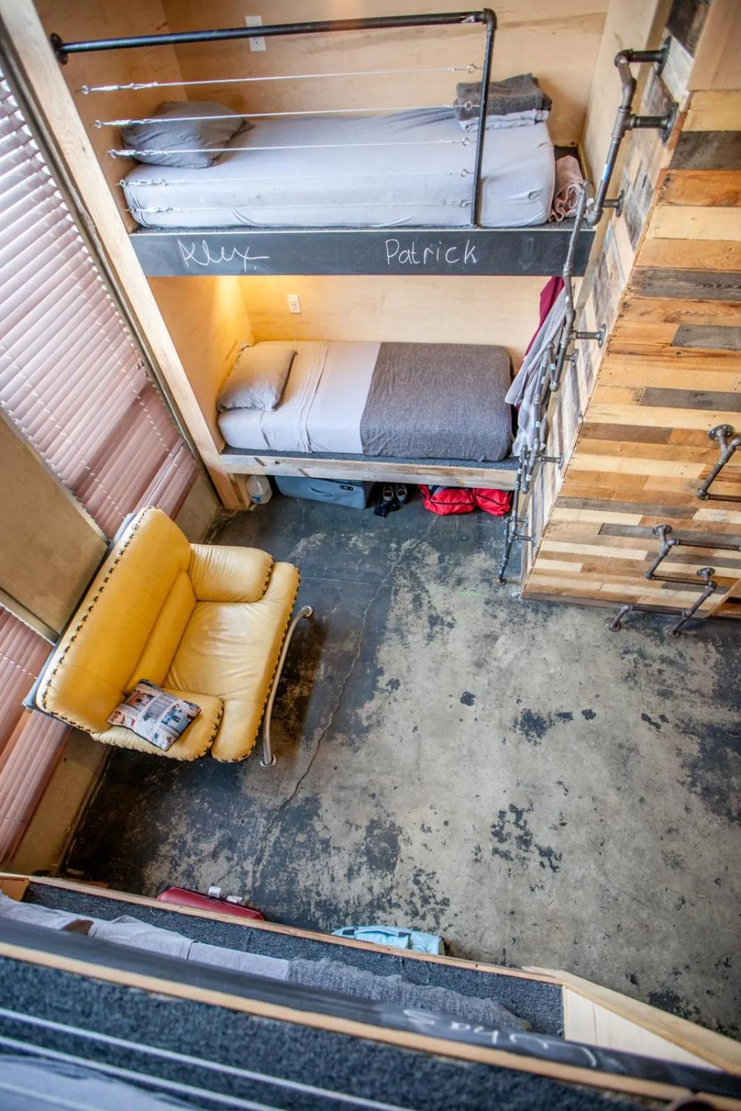 Photo of the whole room in PodShare Hollywood