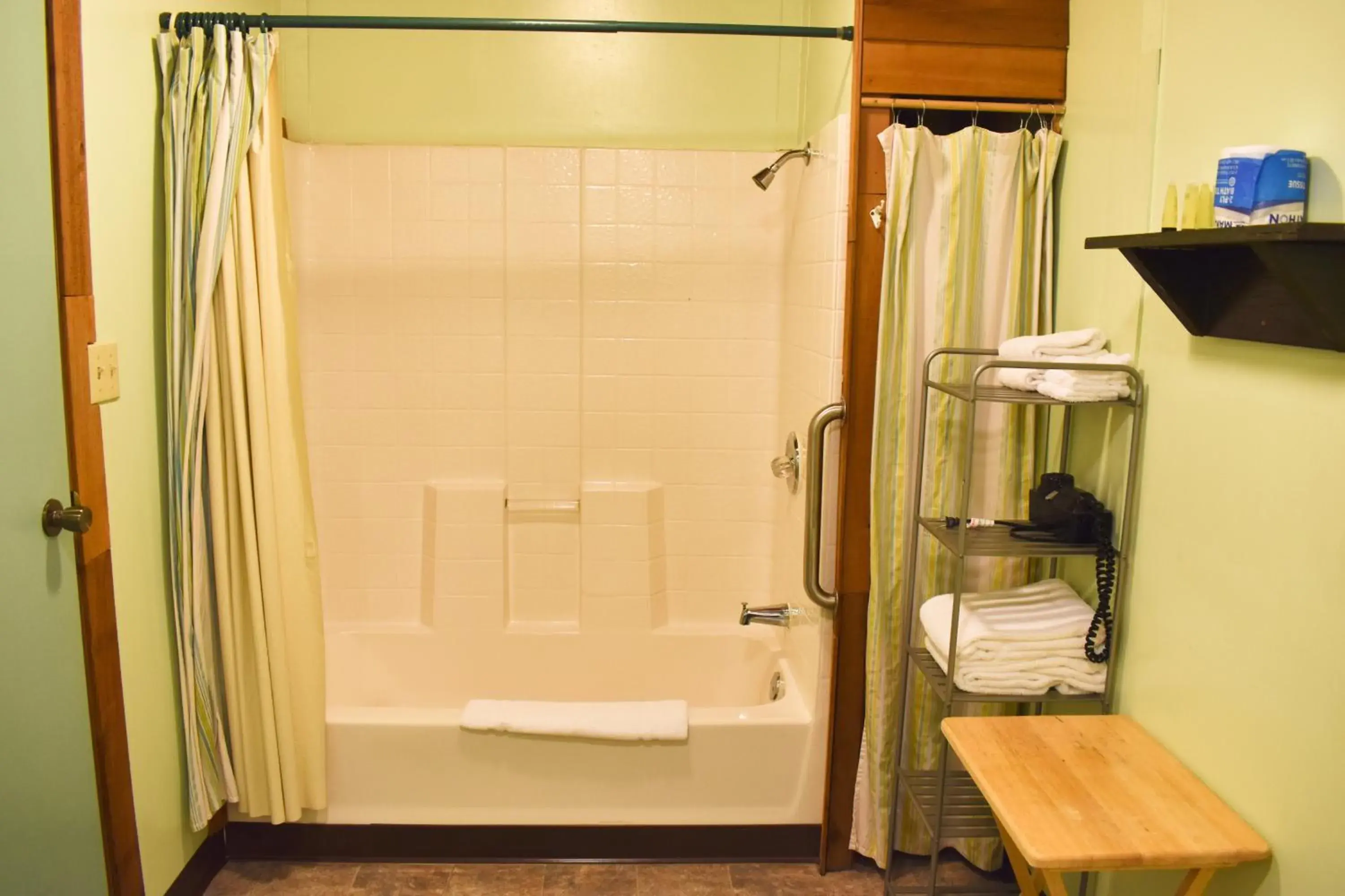 One-Bedroom Cabin in Exit Glacier Lodge One-Bedroom Cabin in Exit Glacier Lodge