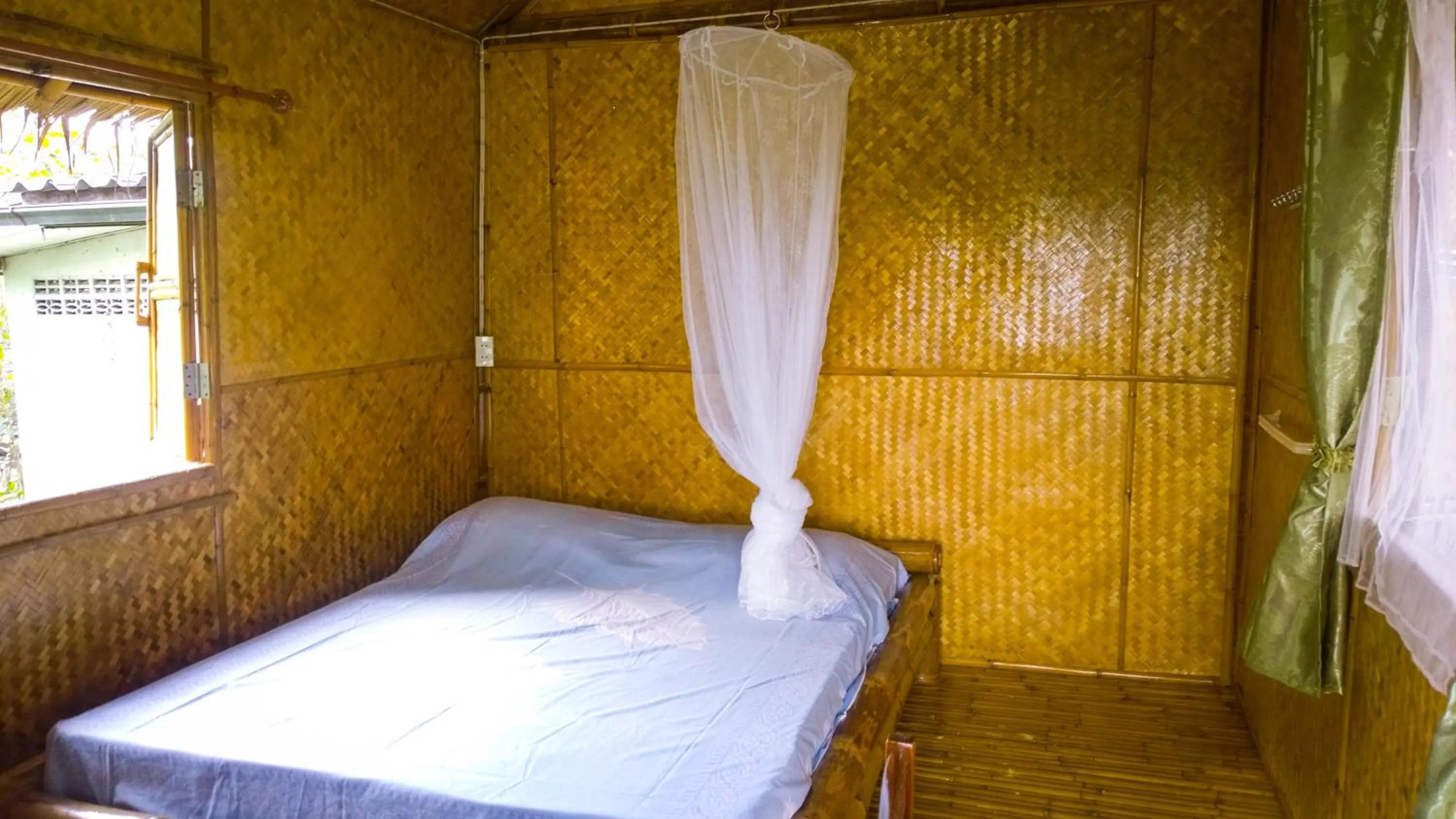 Photo of the whole room, Bed in Cast Away