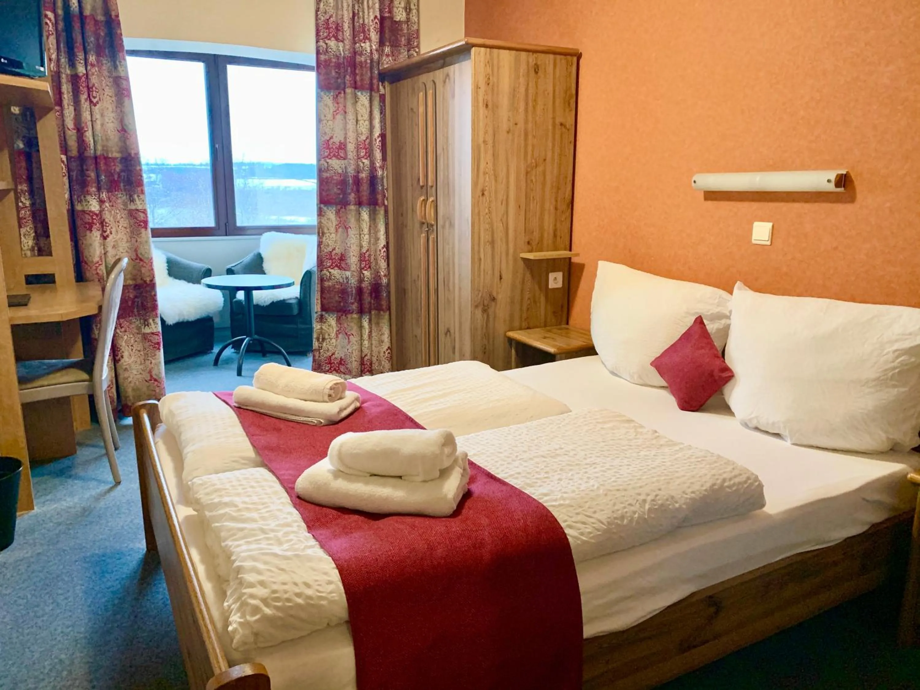 Photo of the whole room, Bed in Hôtel du Lac