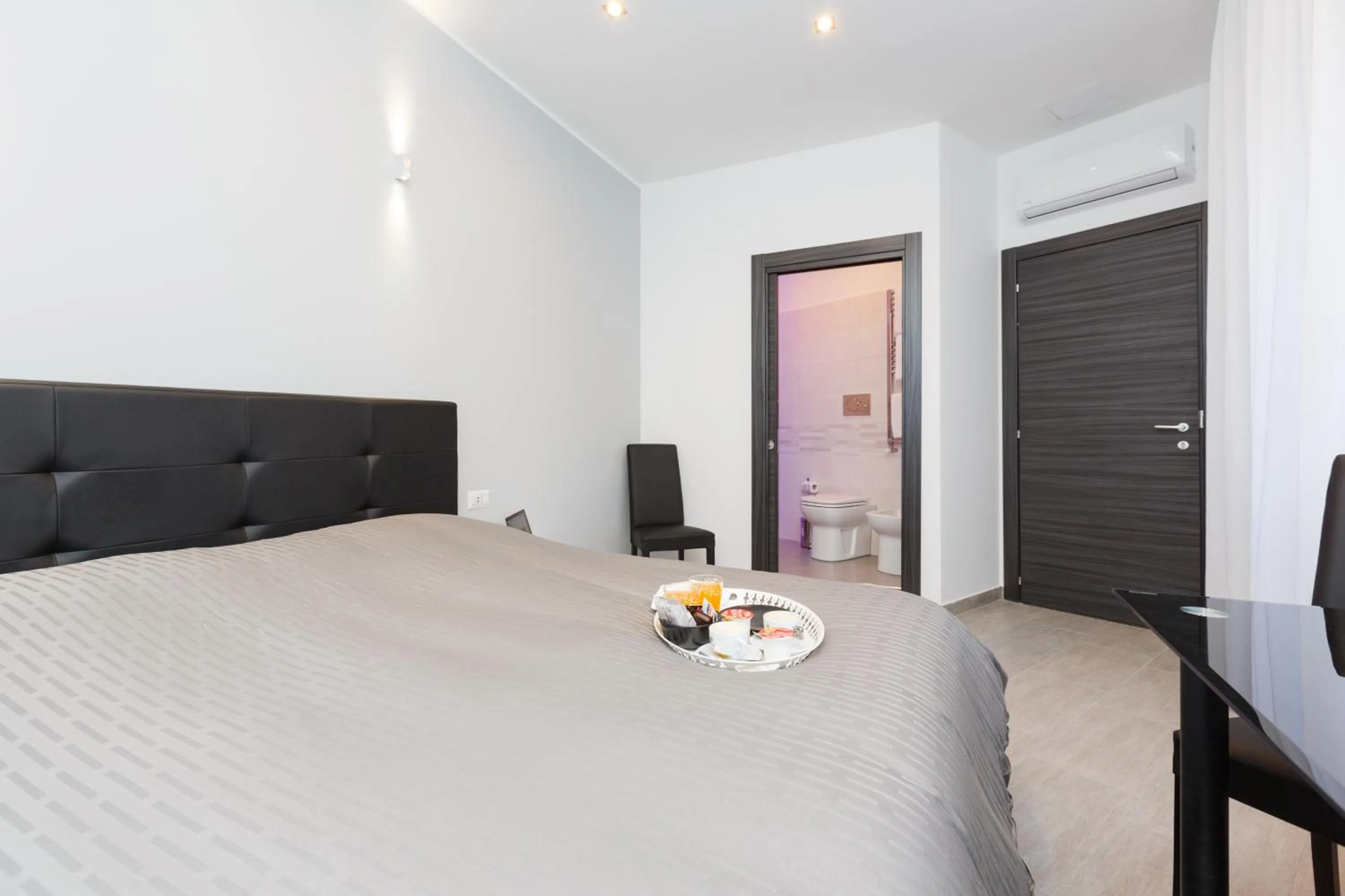 Bathroom, Bed in Domus Arena