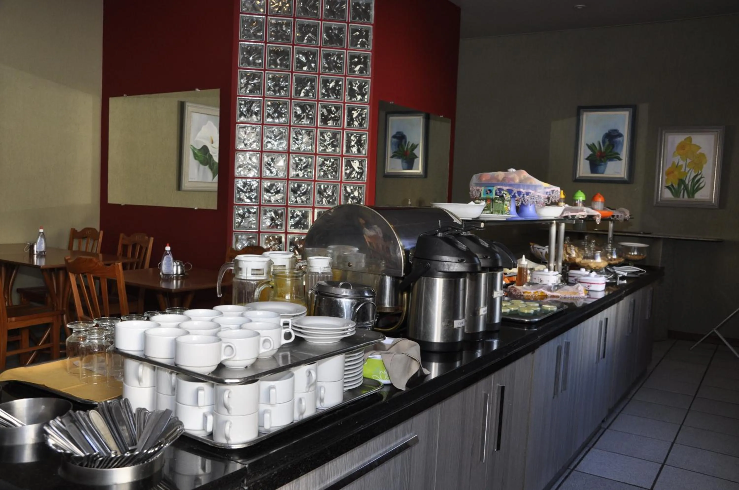 Restaurant/places to eat in Imperial Hotel