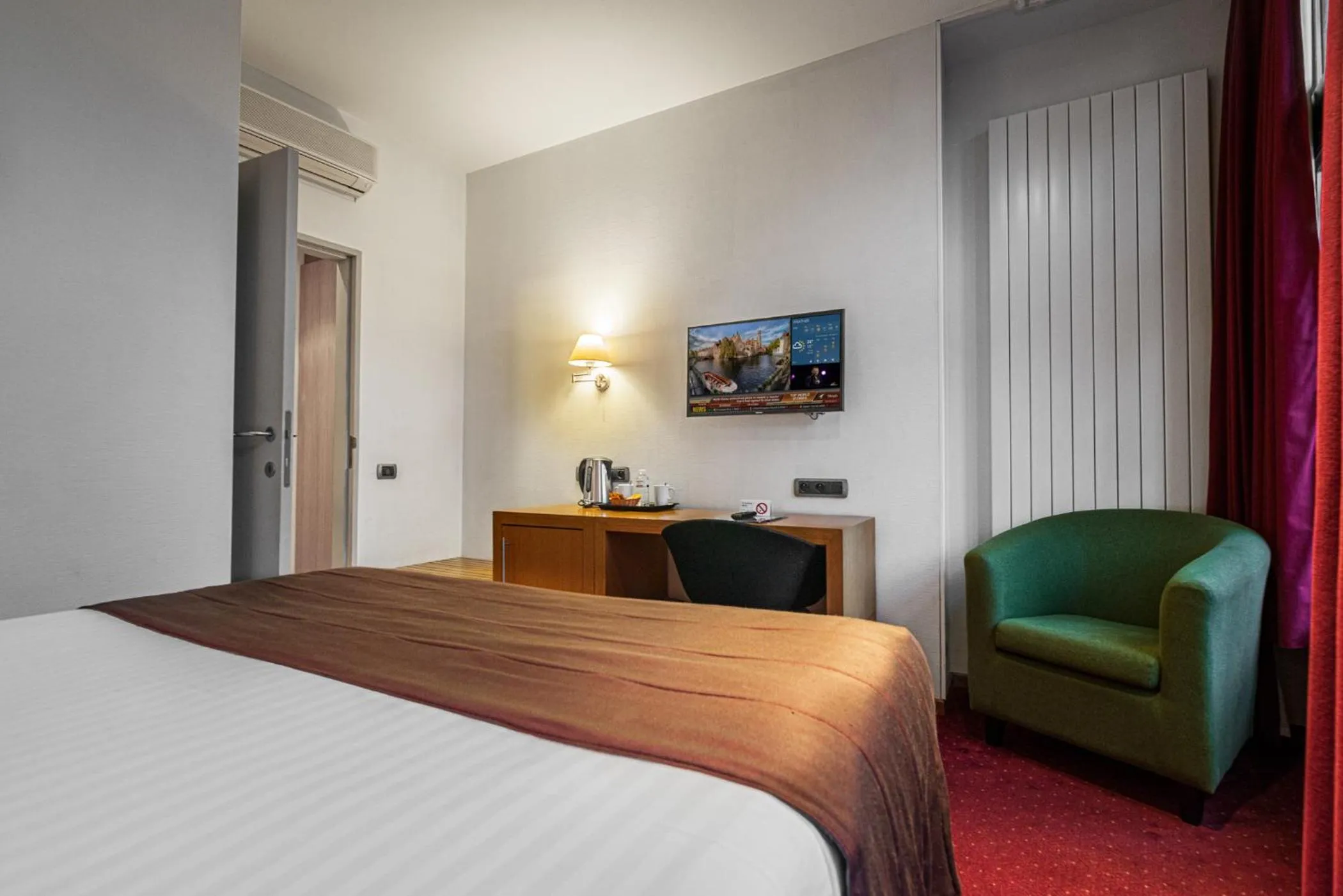 Photo of the whole room, Bed in Hotel Bourgoensch Hof