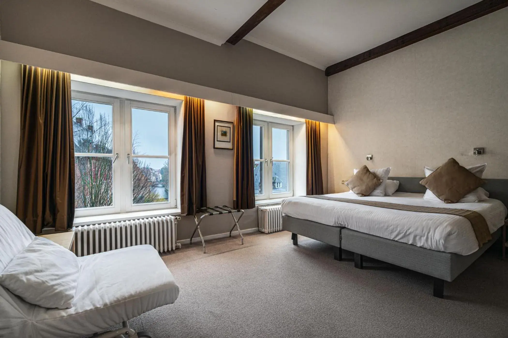 Photo of the whole room, Bed in Hotel Bourgoensch Hof Photo of the whole room, Bed in Hotel Bourgoensch Hof