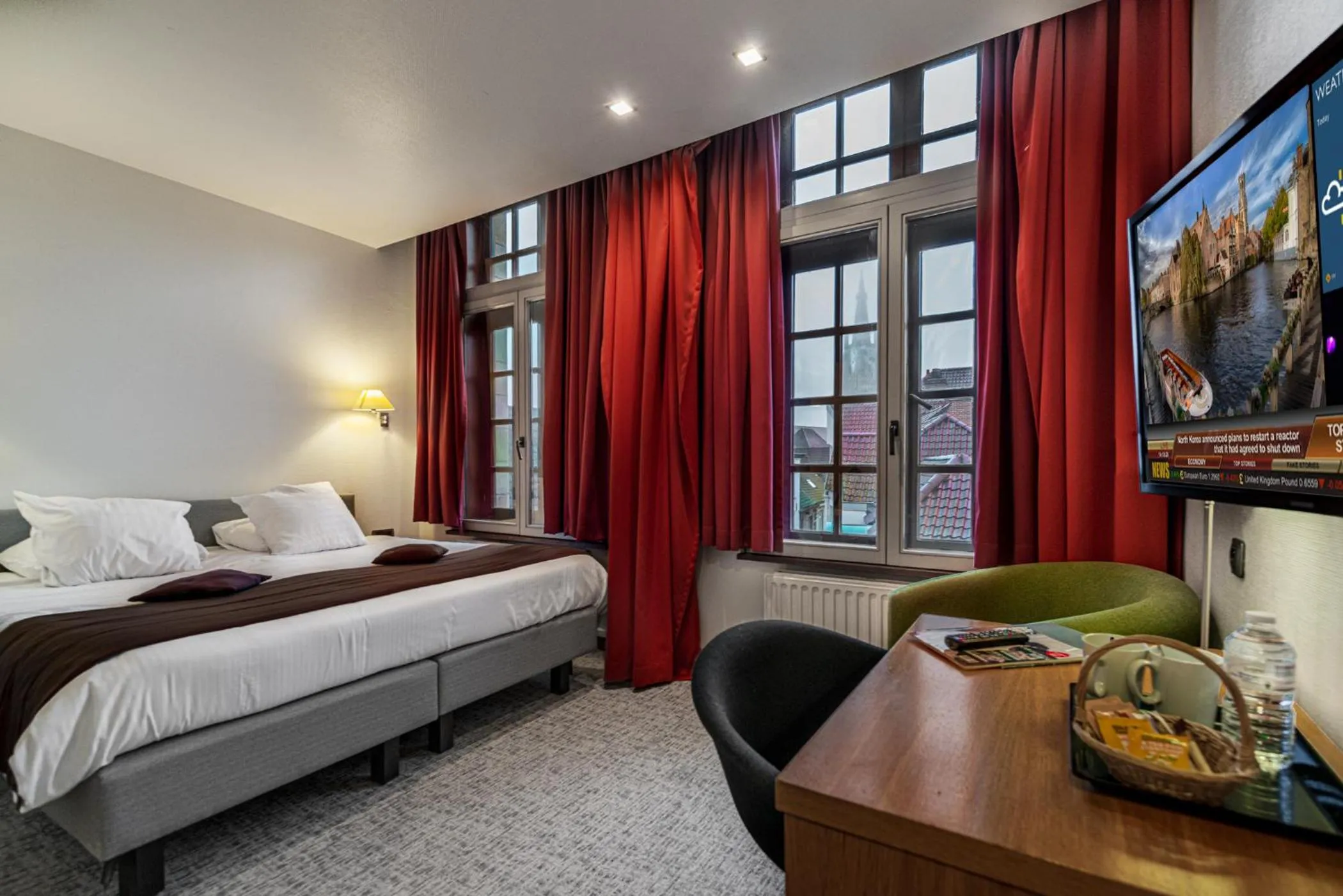 Photo of the whole room, Bed in Hotel Bourgoensch Hof