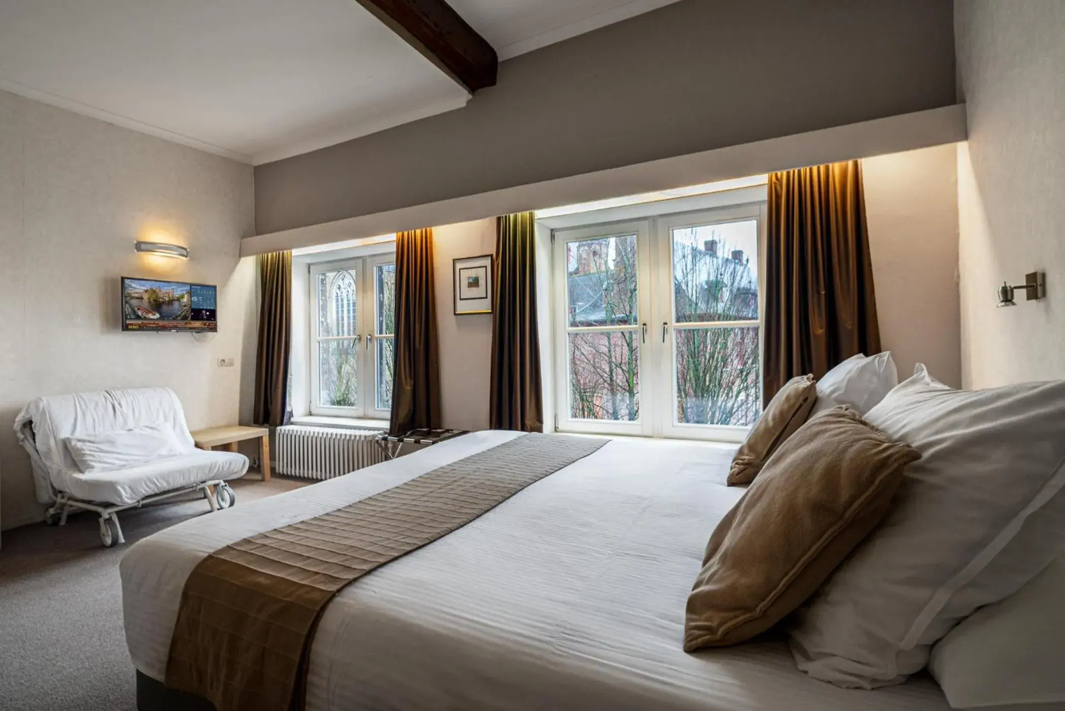 Photo of the whole room, Bed in Hotel Bourgoensch Hof Photo of the whole room, Bed in Hotel Bourgoensch Hof