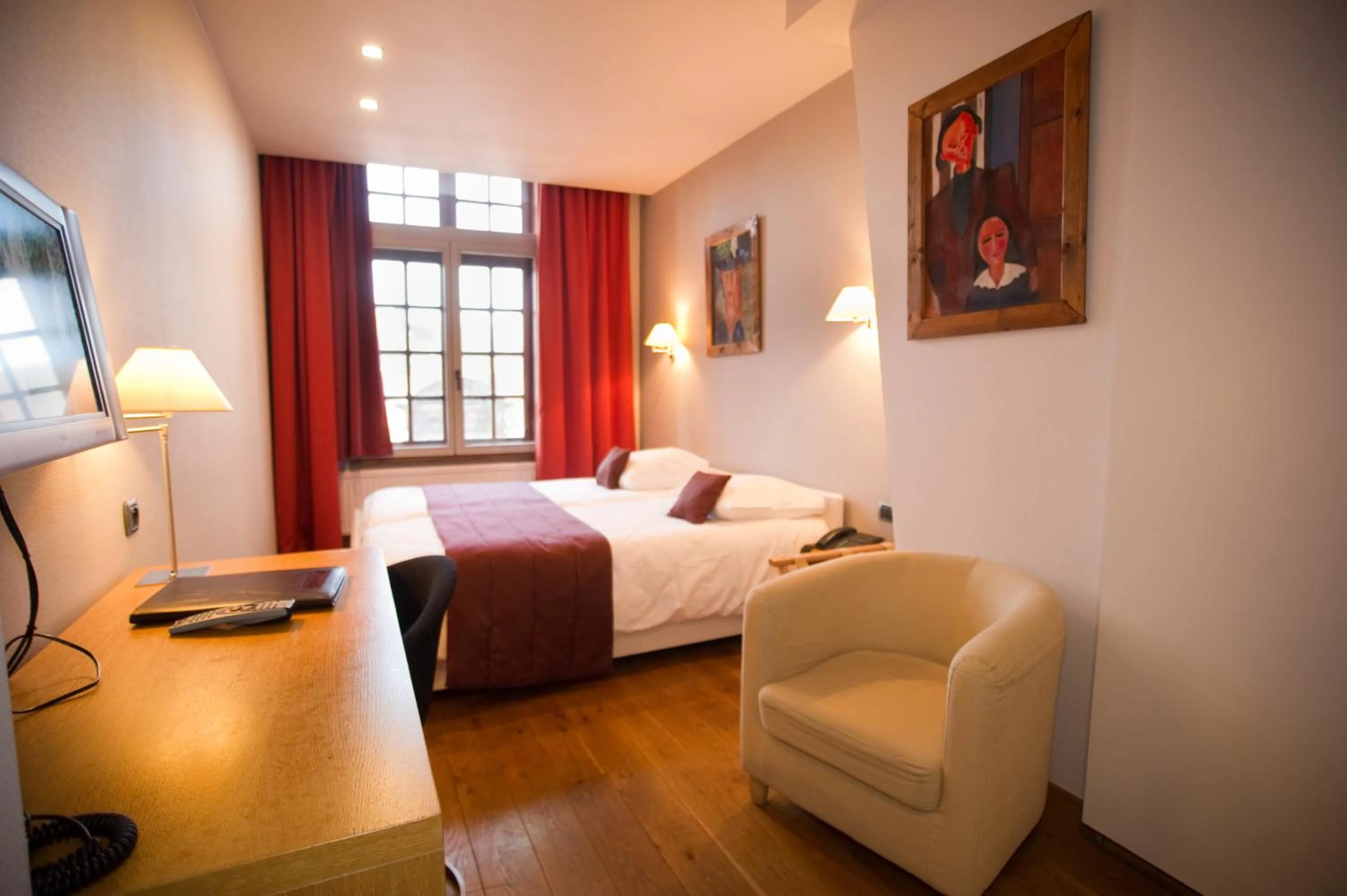 Photo of the whole room, Bed in Hotel Bourgoensch Hof