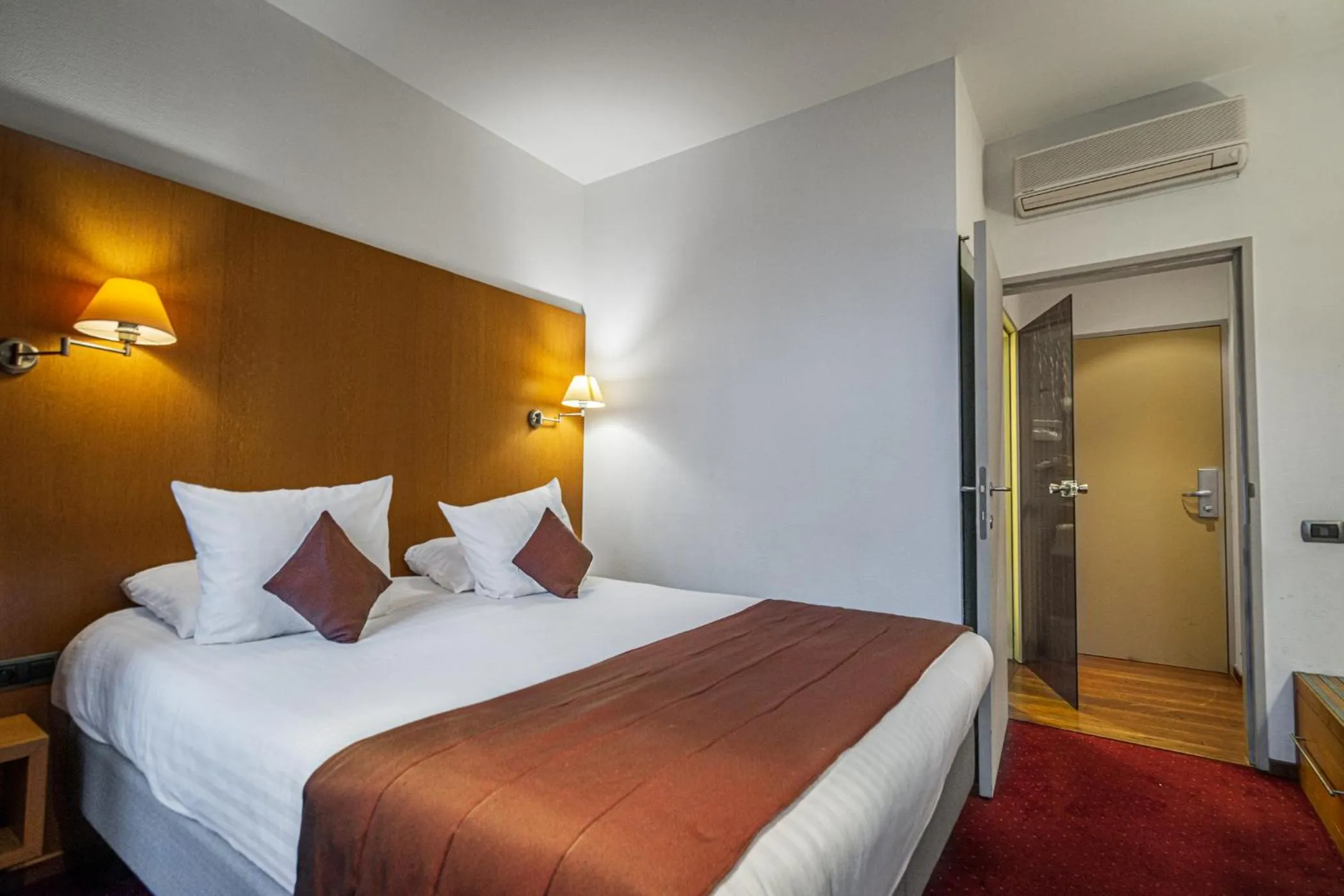 Photo of the whole room, Bed in Hotel Bourgoensch Hof