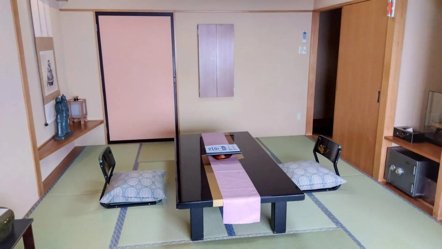 Photo of the whole room in Yura Onsen Yaotome