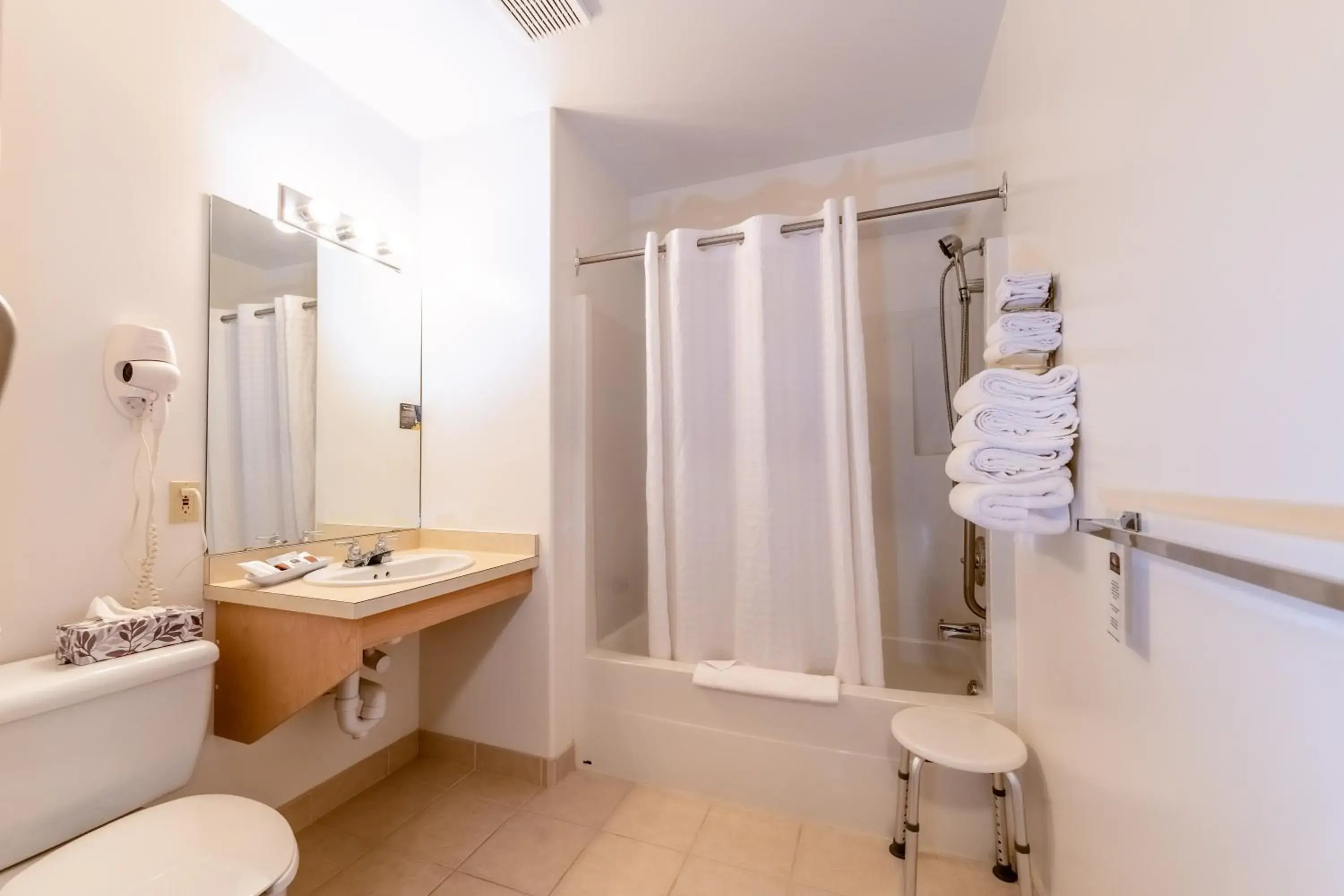 Superior Queen Room - Disability Access in Pilgrim Inn Superior Queen Room - Disability Access in Pilgrim Inn