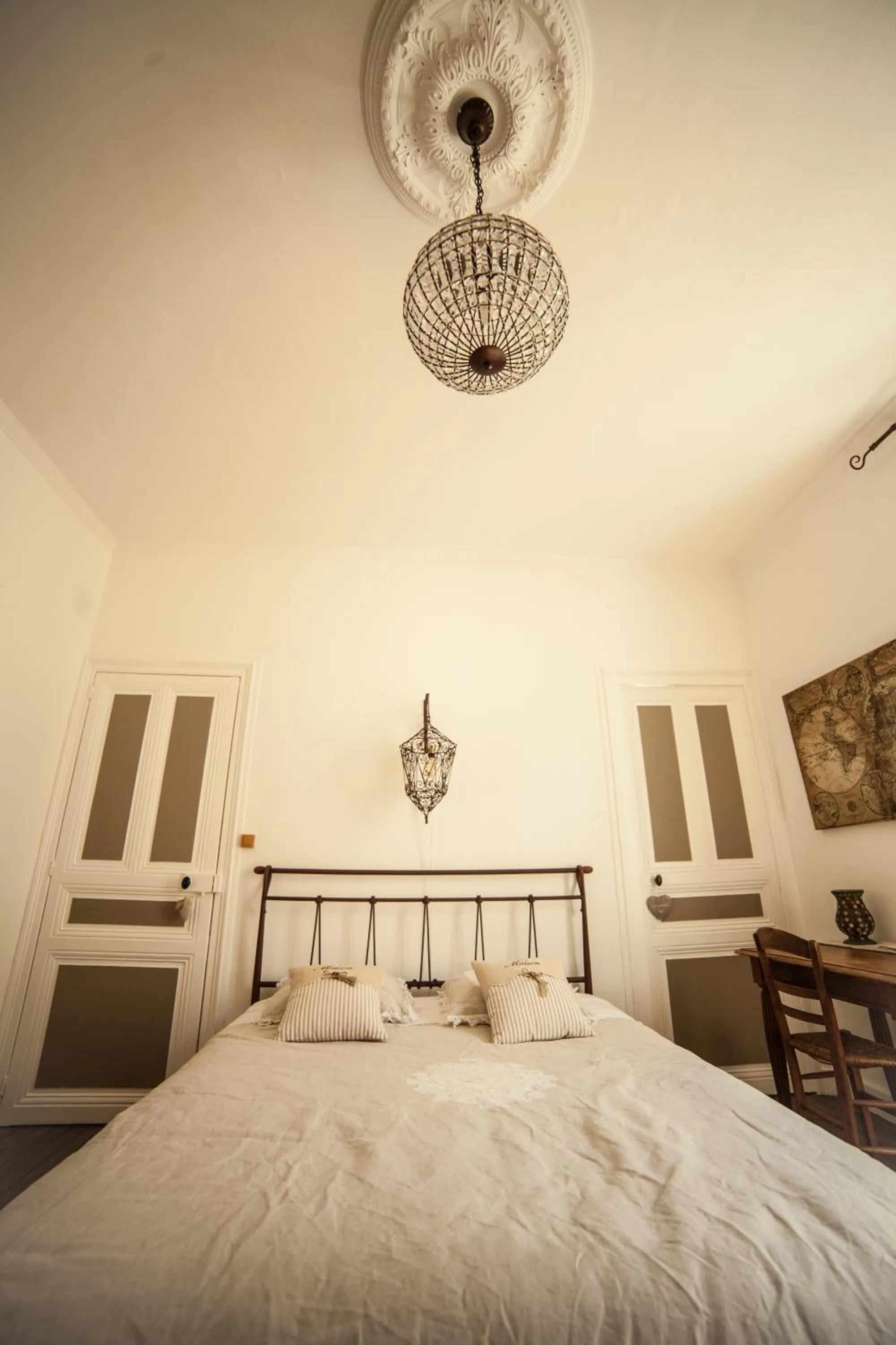 Photo of the whole room, Bed in La Pause Angevine