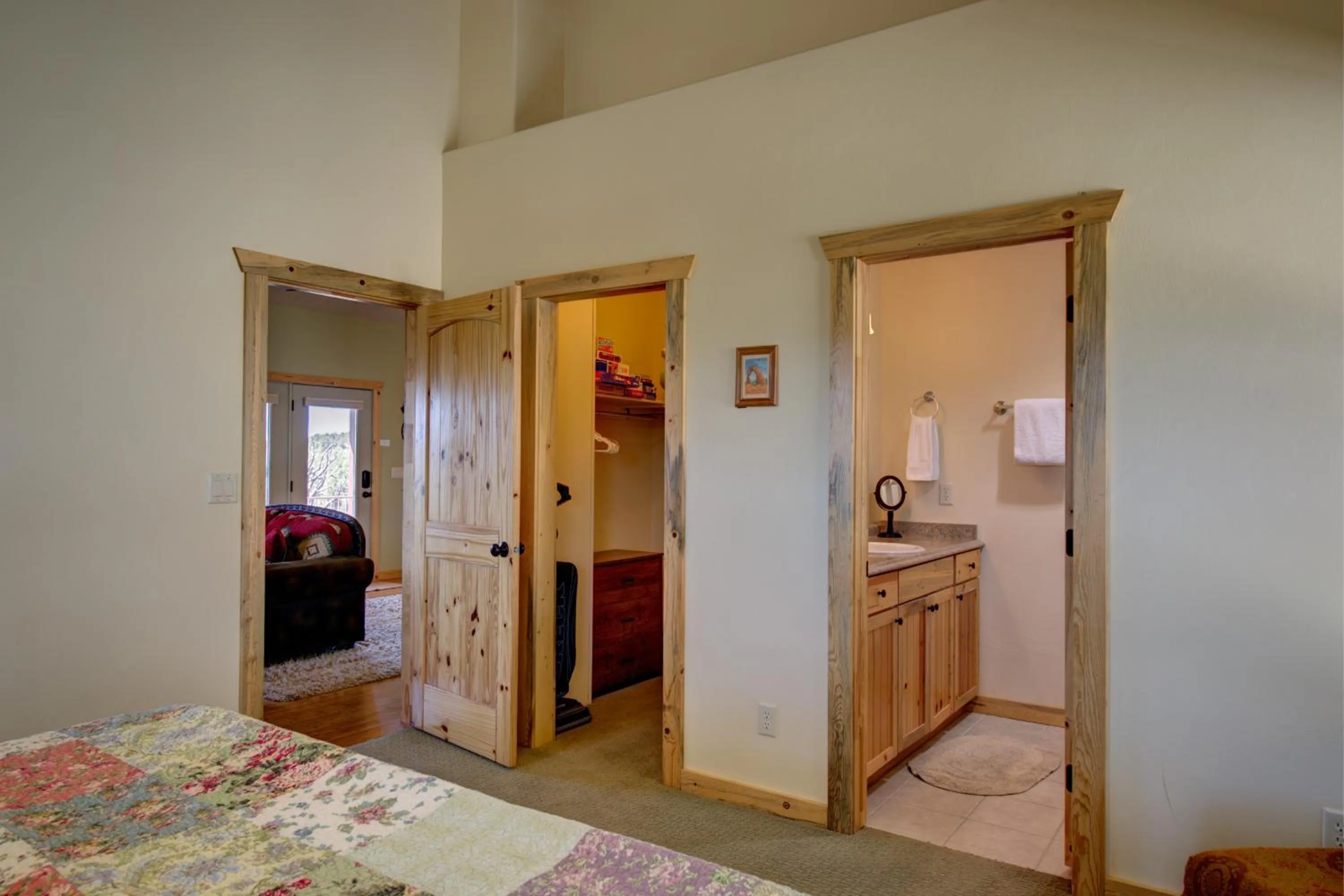 Bathroom, Bed in Ridgetop Hideaway