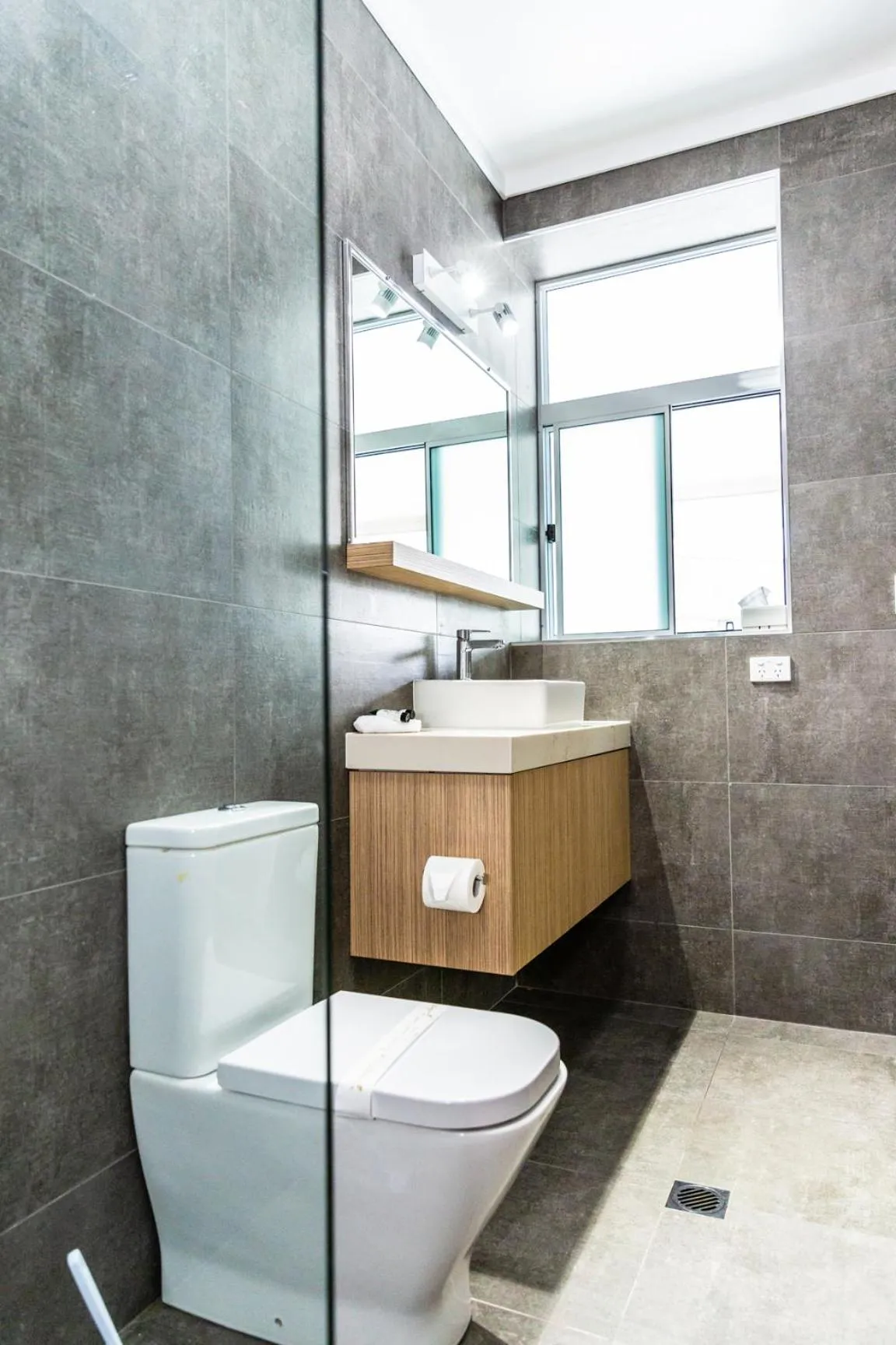 Toilet in Lakes and Ocean Hotel Forster