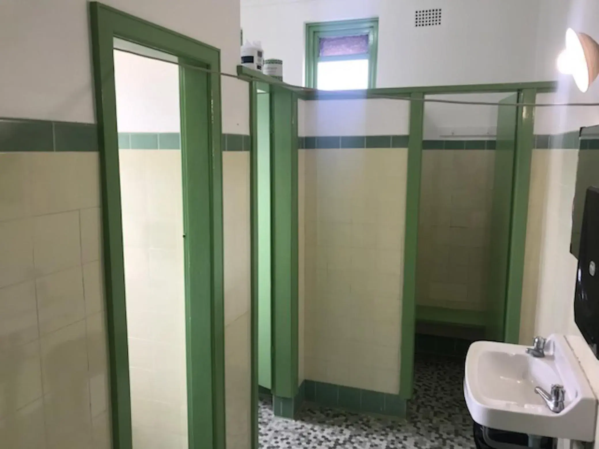 Budget Double Room with Shared Bathroom in Lakes and Ocean Hotel Forster Budget Double Room with Shared Bathroom in Lakes and Ocean Hotel Forster