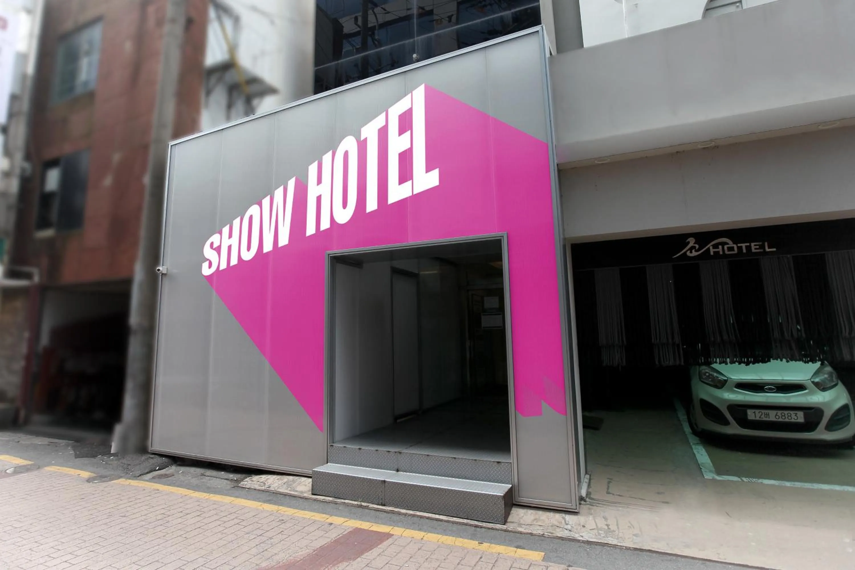 Facade/entrance in Show Hotel