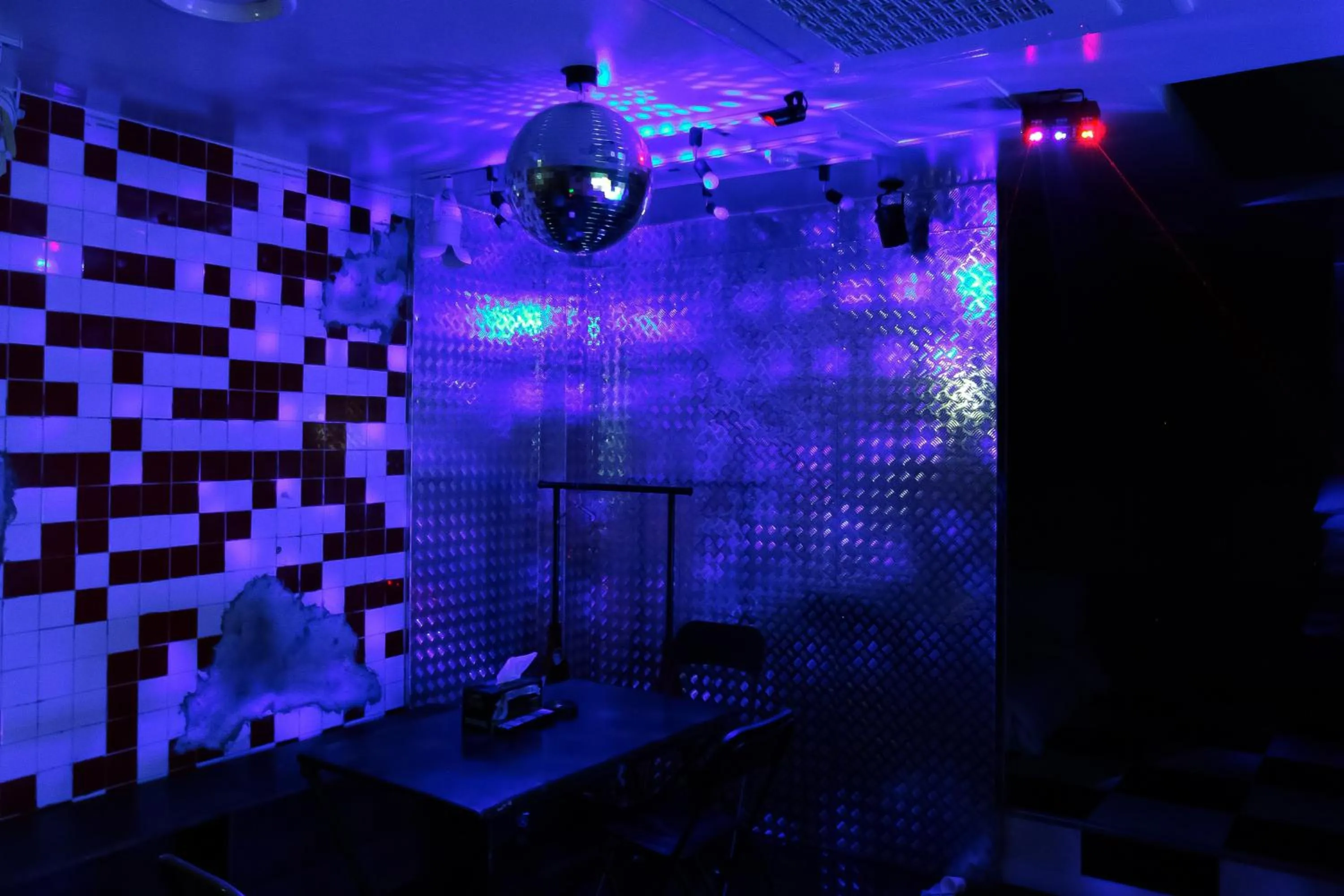 Area and facilities in Show Hotel