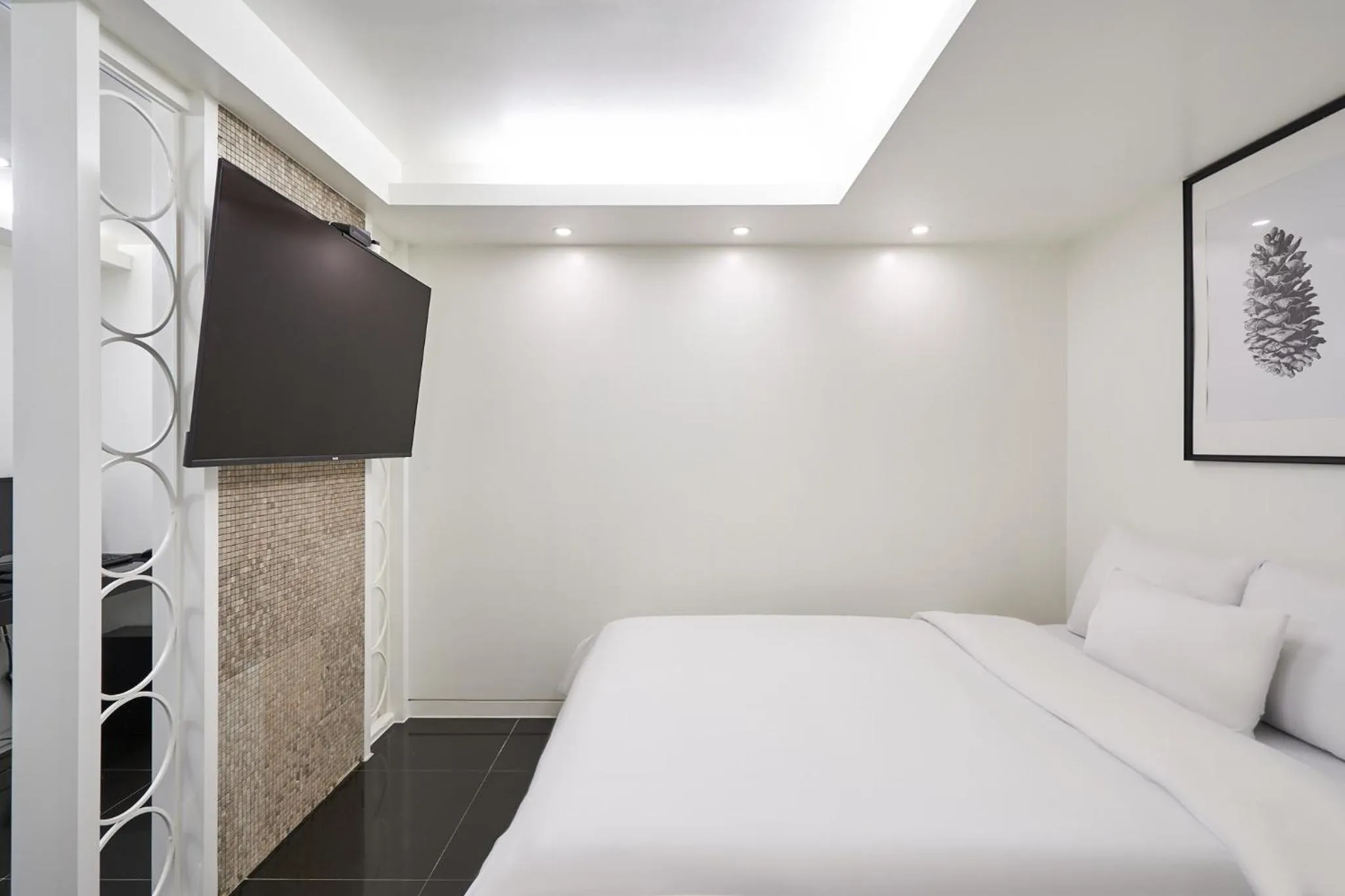 Photo of the whole room, Bed in Show Hotel