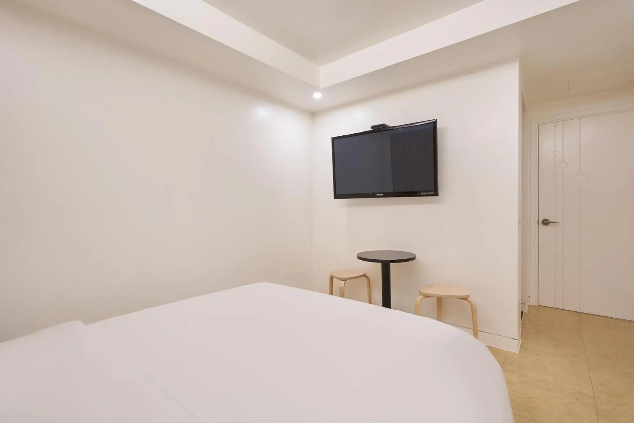 Photo of the whole room, Bed in Show Hotel