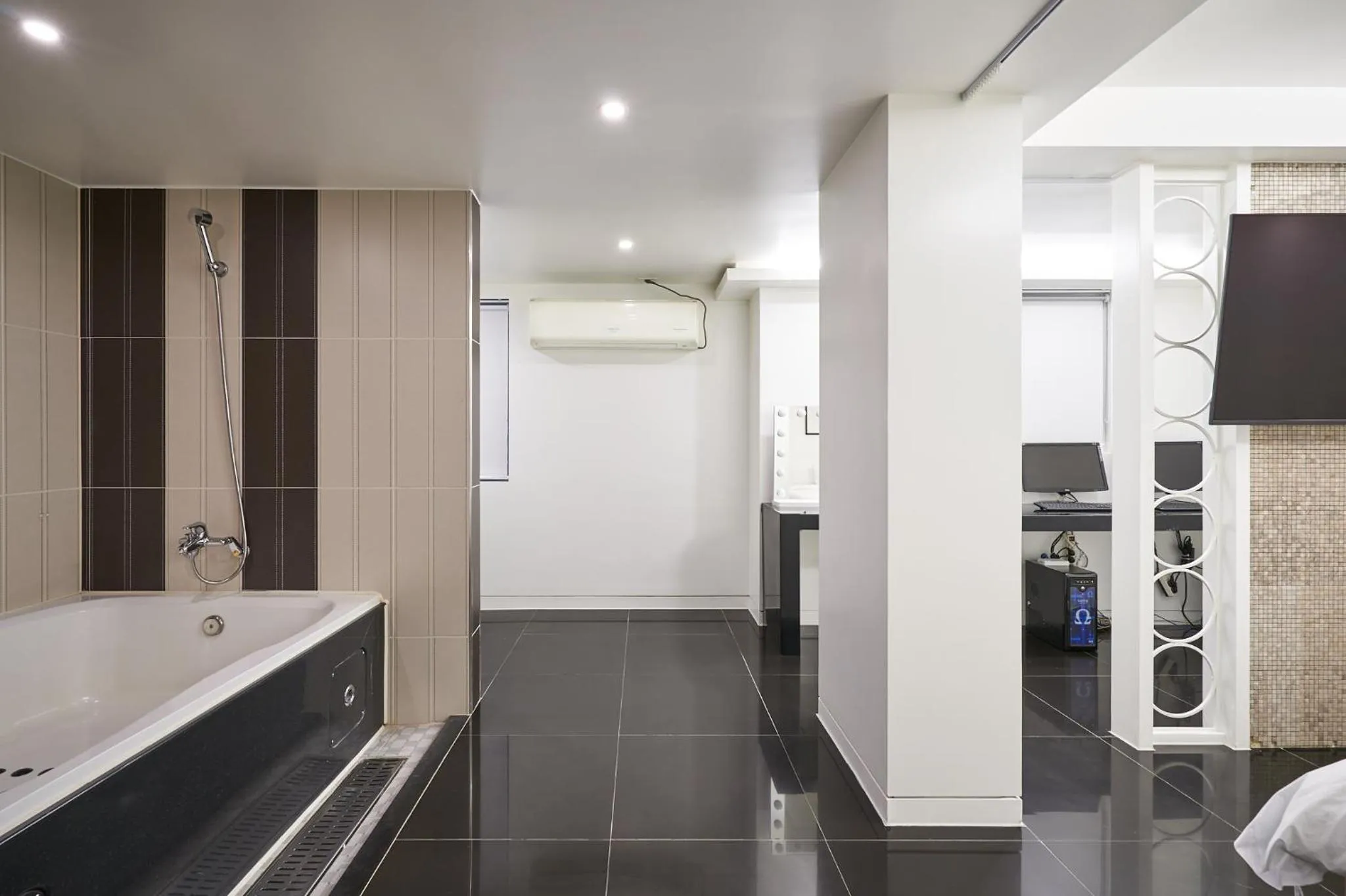 Photo of the whole room in Show Hotel