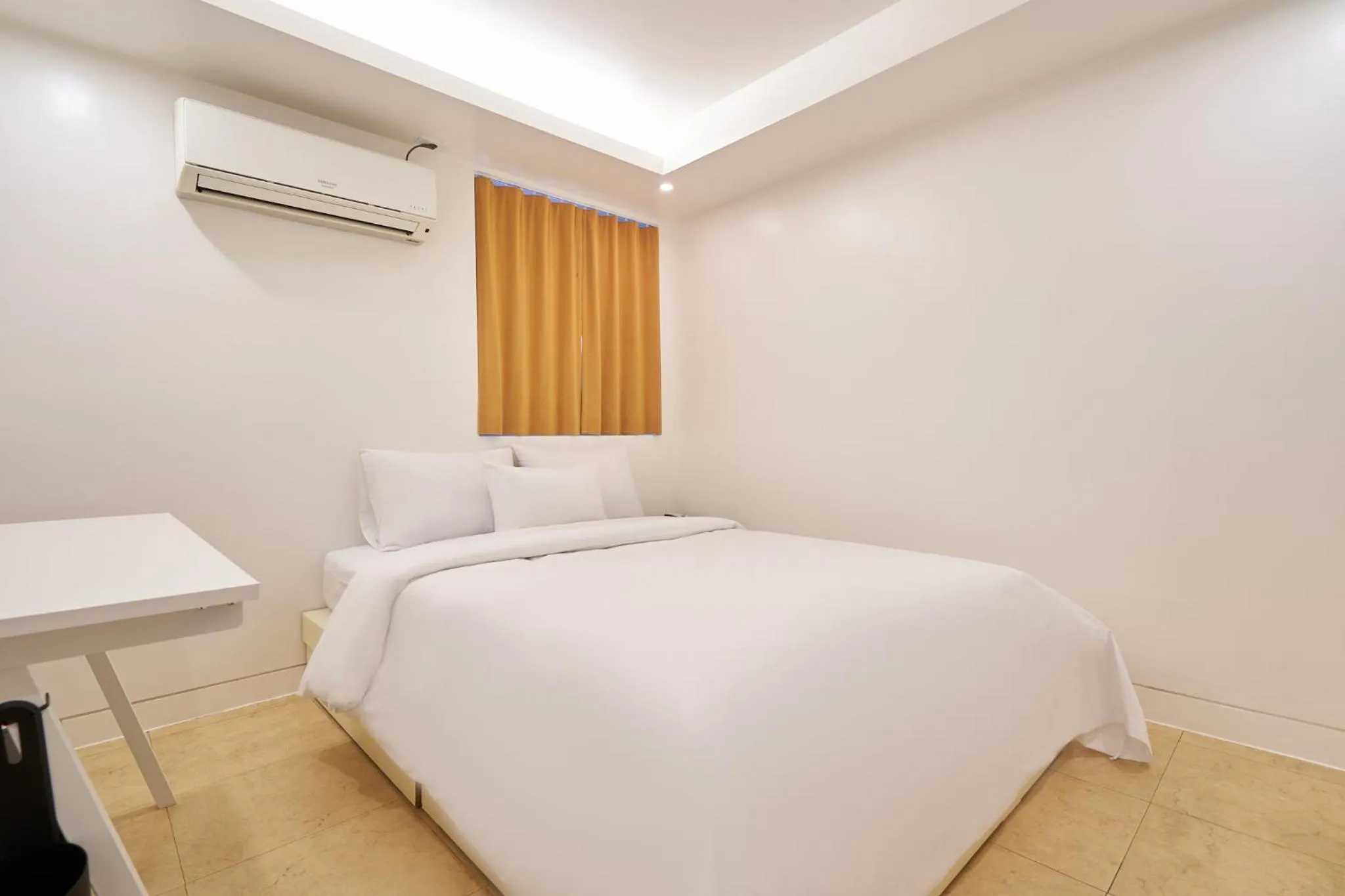 Photo of the whole room, Bed in Show Hotel