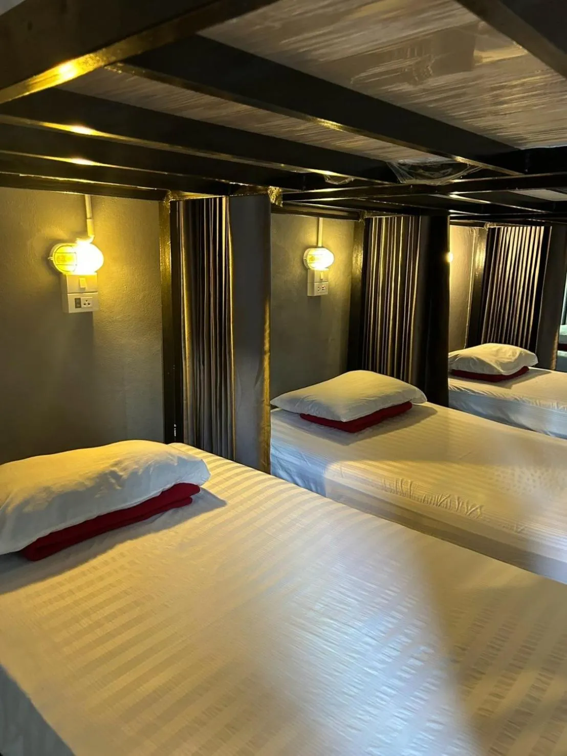 Bed in 10-Bed Mixed Dormitory Room in Monkey Toe Guesthouse