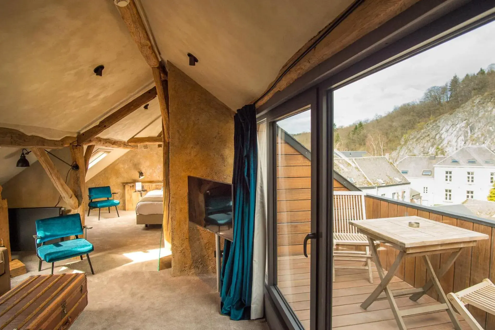 Deluxe Double Room with Balcony in Hotel Victoria - Maison Caerdinael Deluxe Double Room with Balcony in Hotel Victoria - Maison Caerdinael