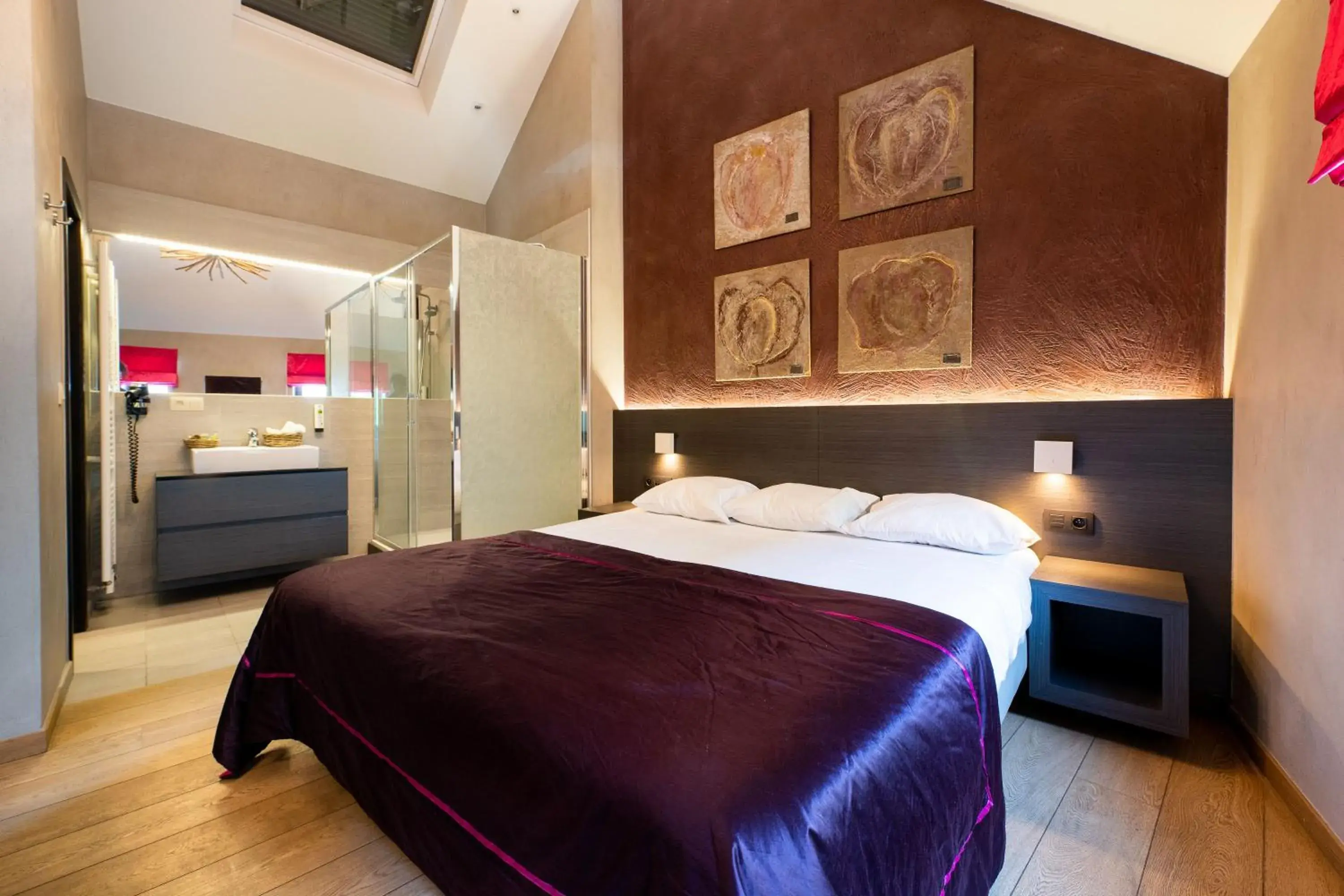 Superior Double Room in Hotel Victoria - Maison Caerdinael Superior Double Room in Hotel Victoria - Maison Caerdinael