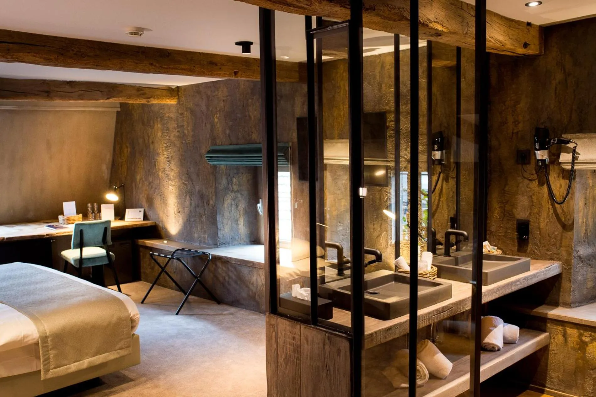 Bathroom, Bed in Hotel Victoria - Maison Caerdinael