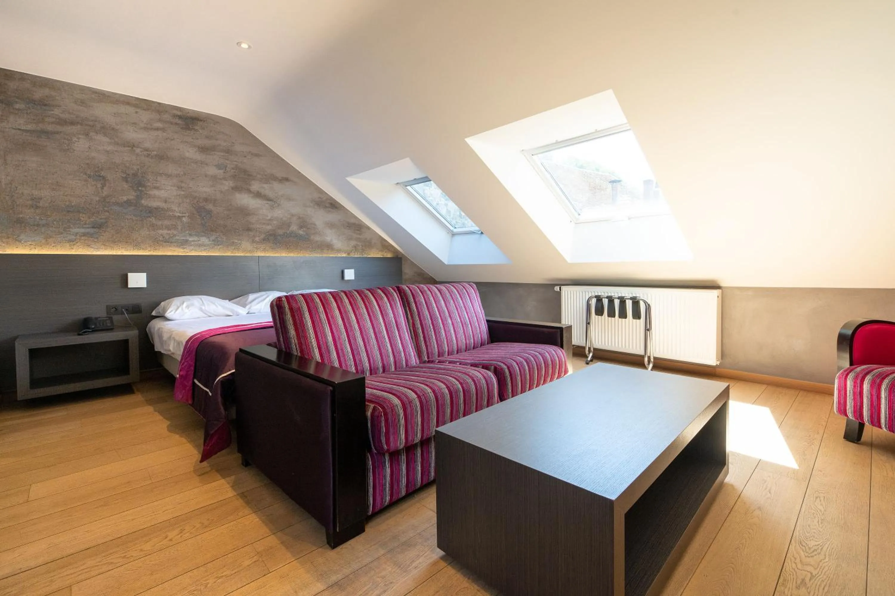 Seating area, Bed in Hotel Victoria - Maison Caerdinael