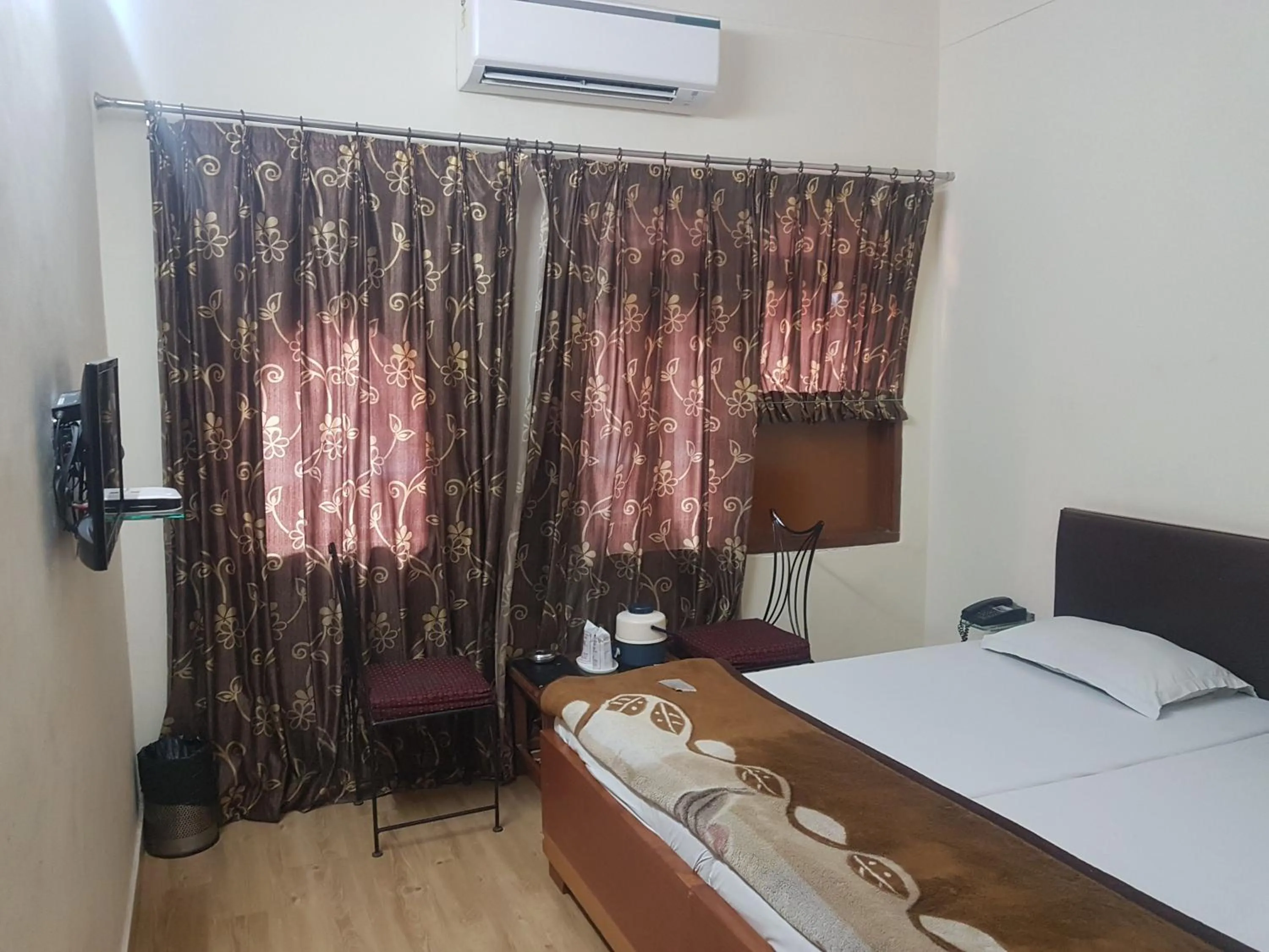 Bedroom, Bed in Hotel Sweet Dream