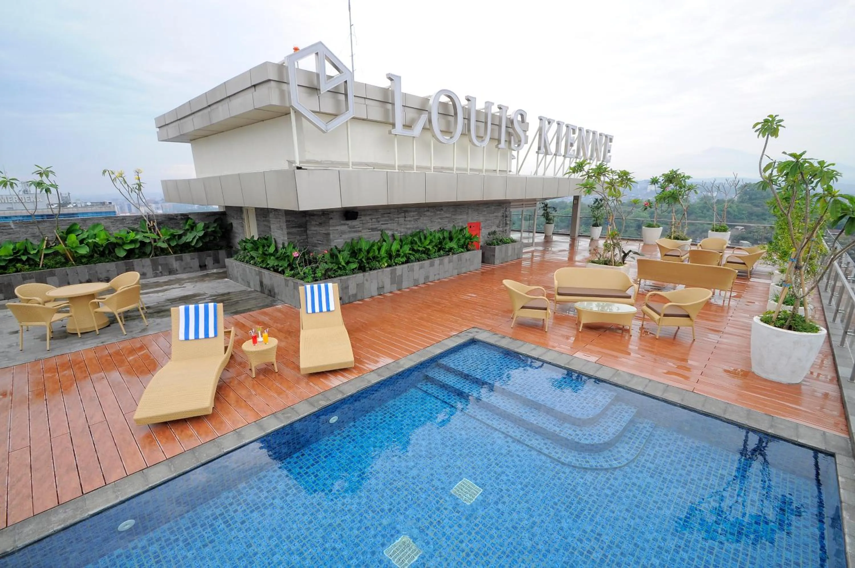 Swimming pool in Louis Kienne Hotel Pandanaran