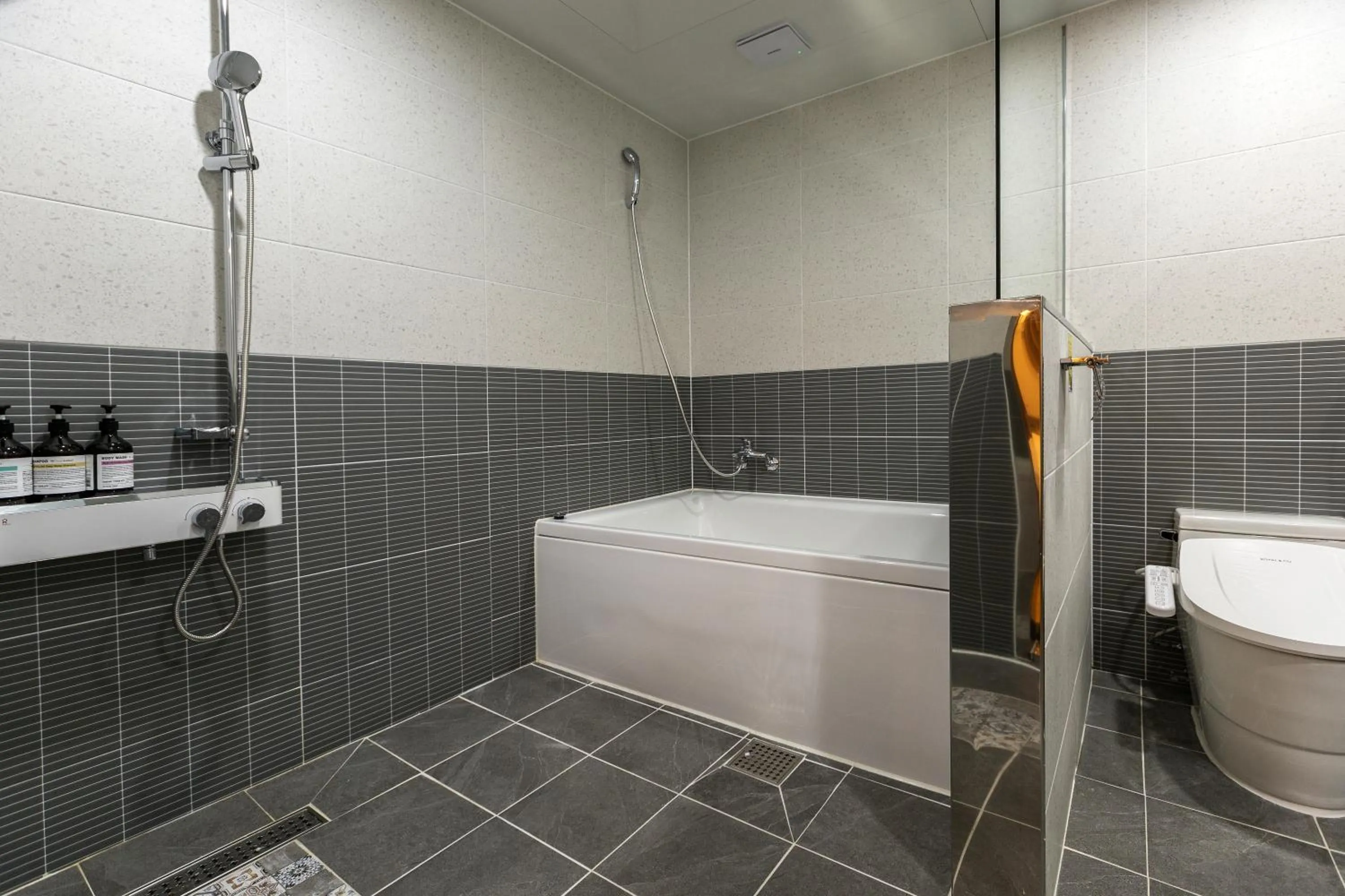 Shower in Choeup Karat Hotel