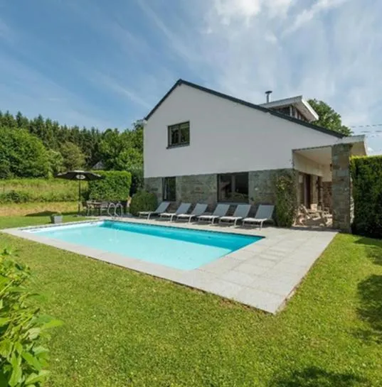 Property building in Hotel Aux Ecuries De La Reine