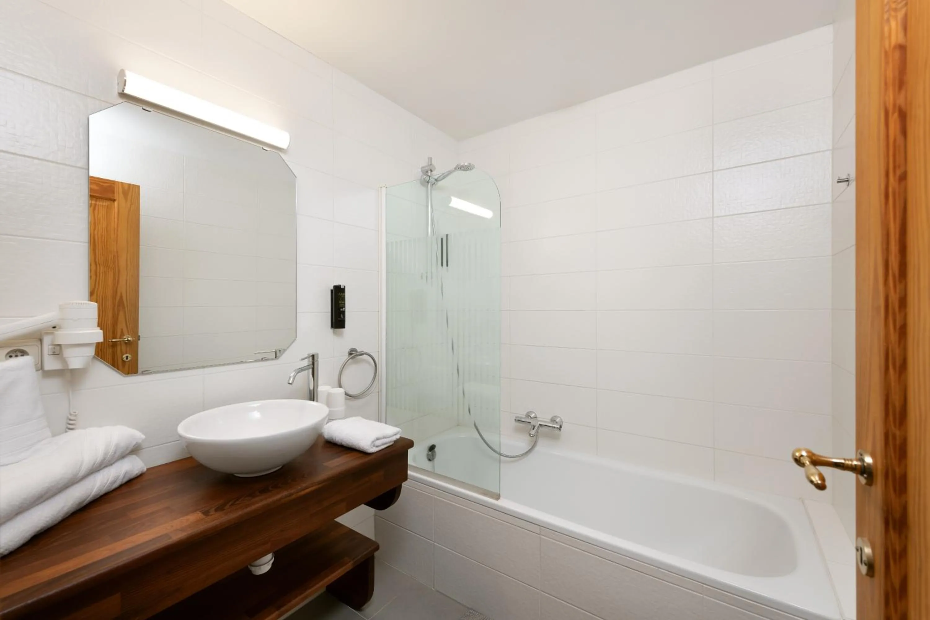 Bathroom in Hotel Aux Ecuries De La Reine