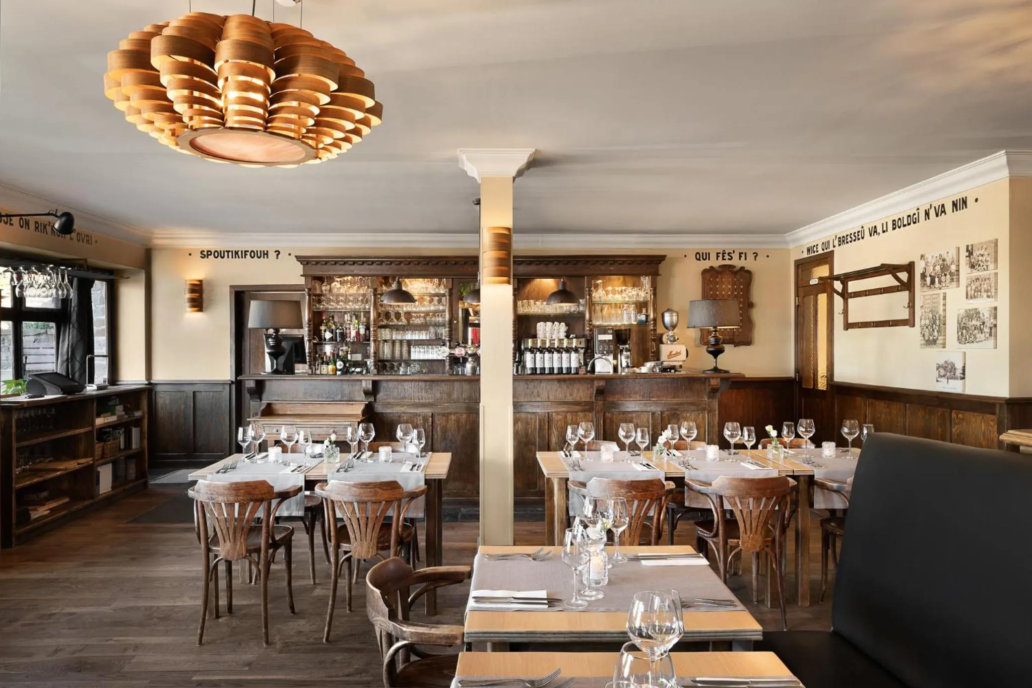 Restaurant/places to eat in Hotel Aux Ecuries De La Reine