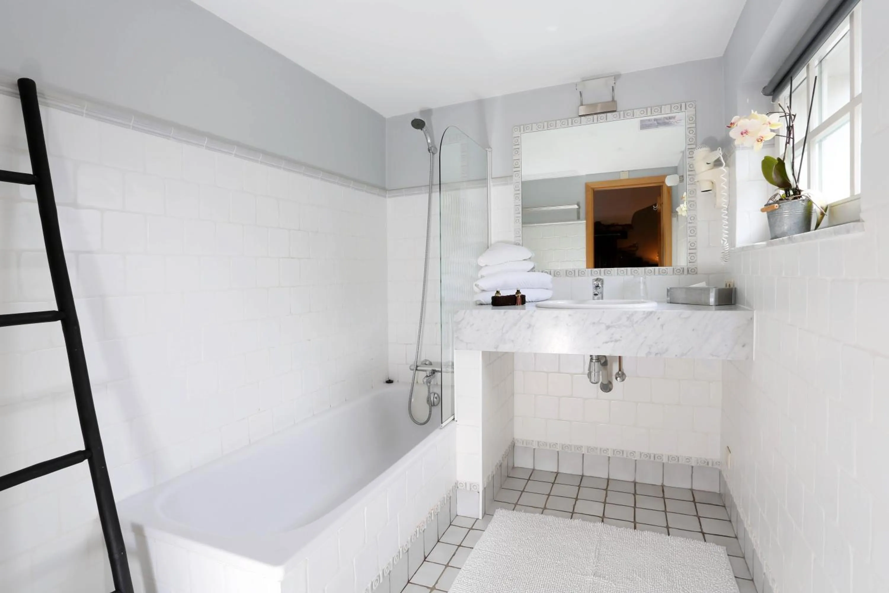 Bathroom in Hotel Aux Ecuries De La Reine