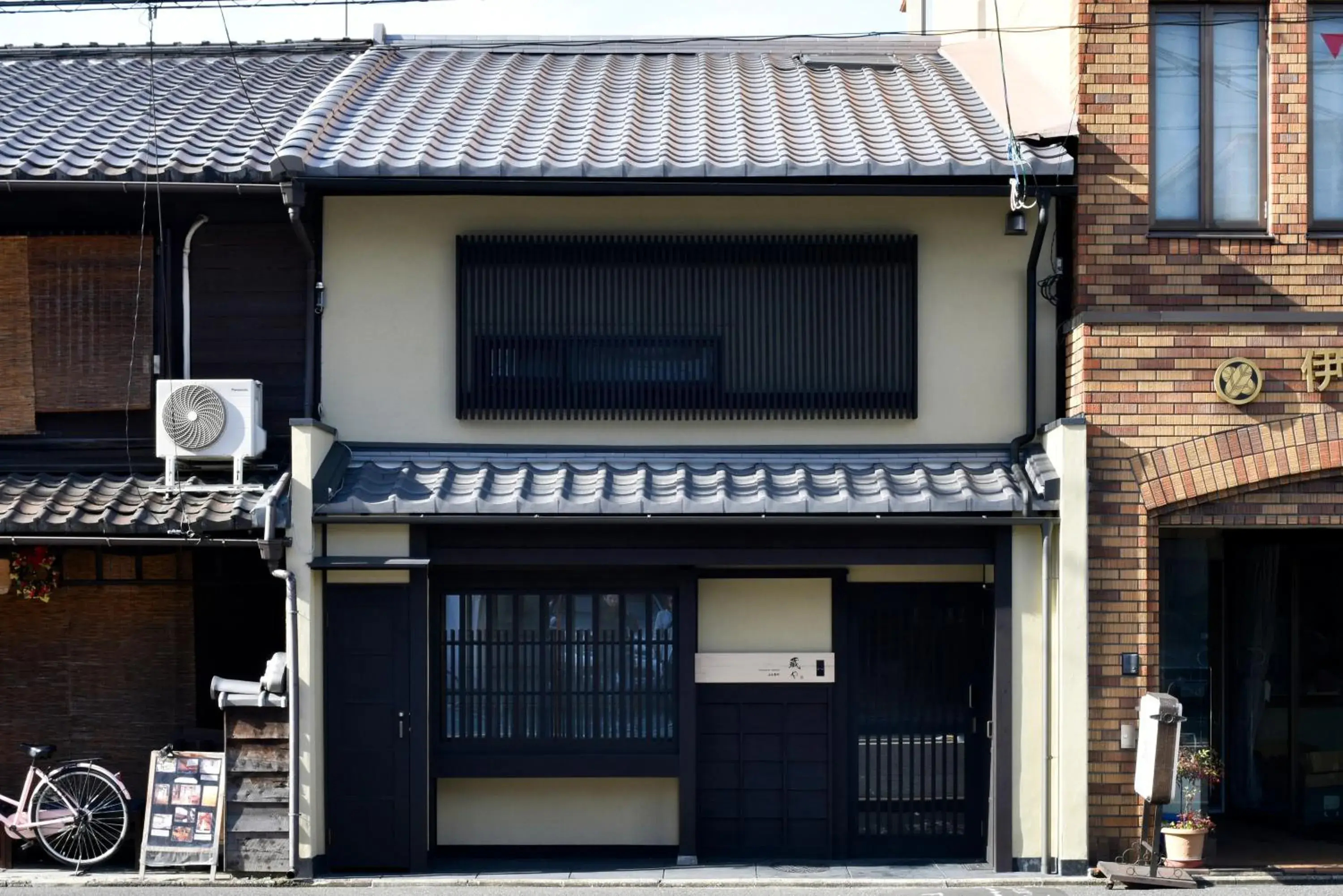 Facade/entrance in Kuraya Kamigojocho Facade/entrance in Kuraya Kamigojocho