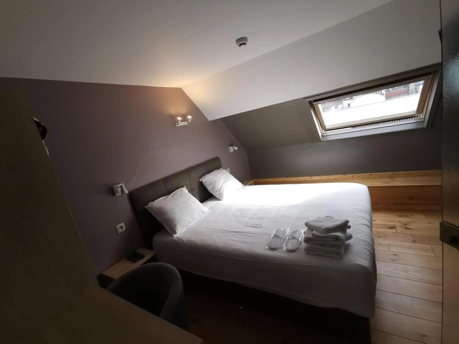 Bed in at-PACIFIC-HOTEL