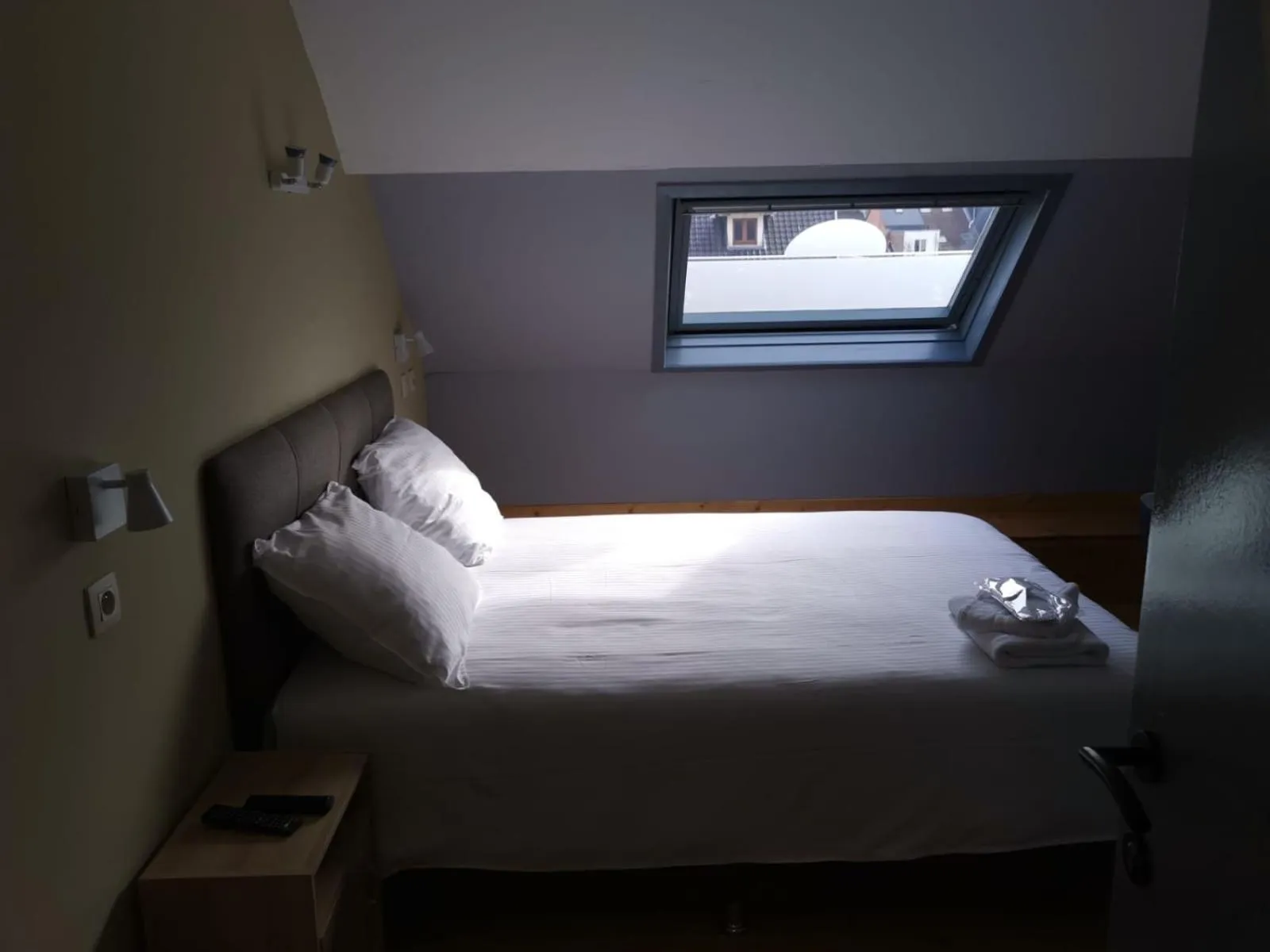 Bed in at-PACIFIC-HOTEL