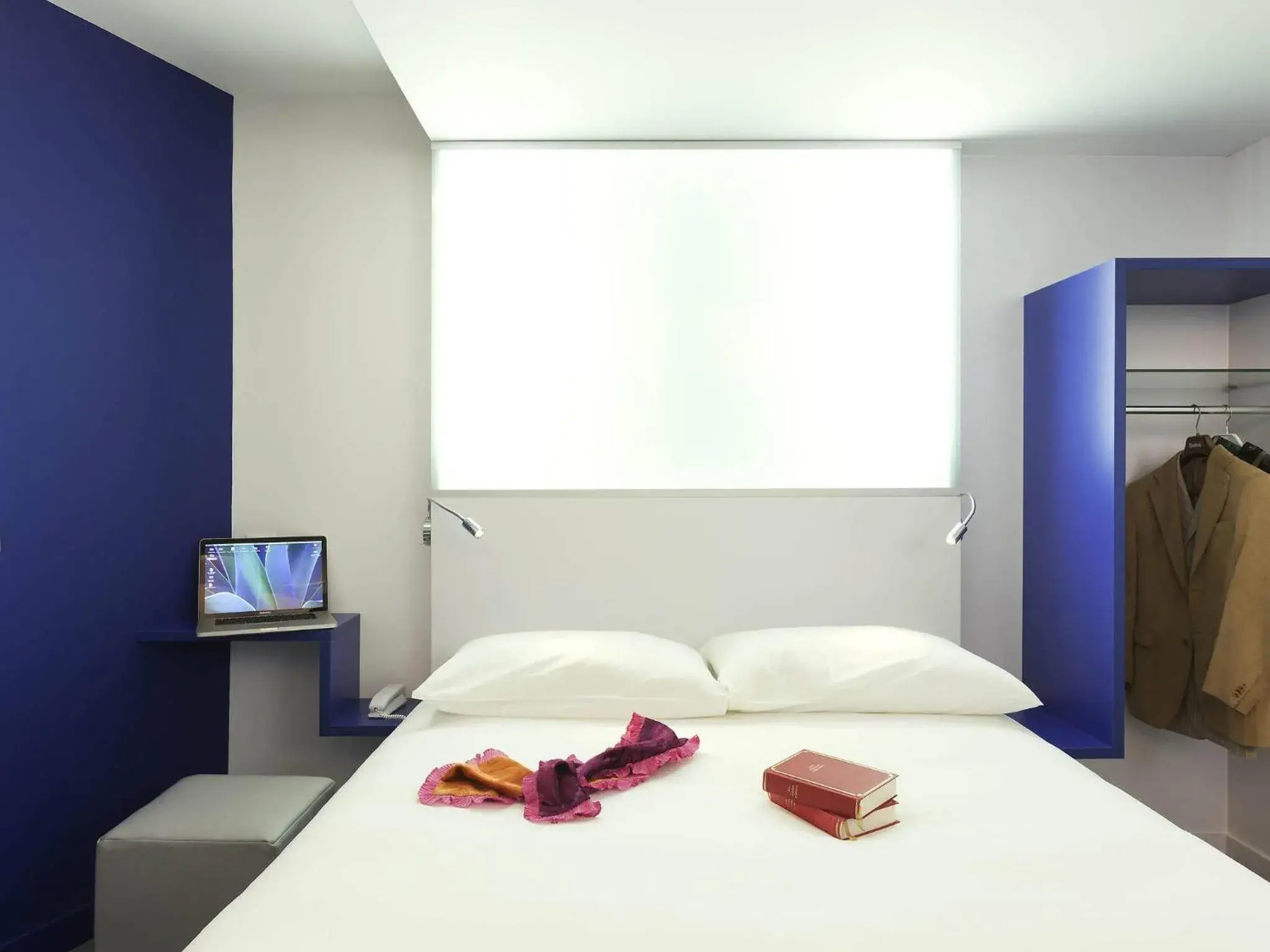 Bedroom, Bed in ibis Styles Vannes Gare Centre Bedroom, Bed in ibis Styles Vannes Gare Centre