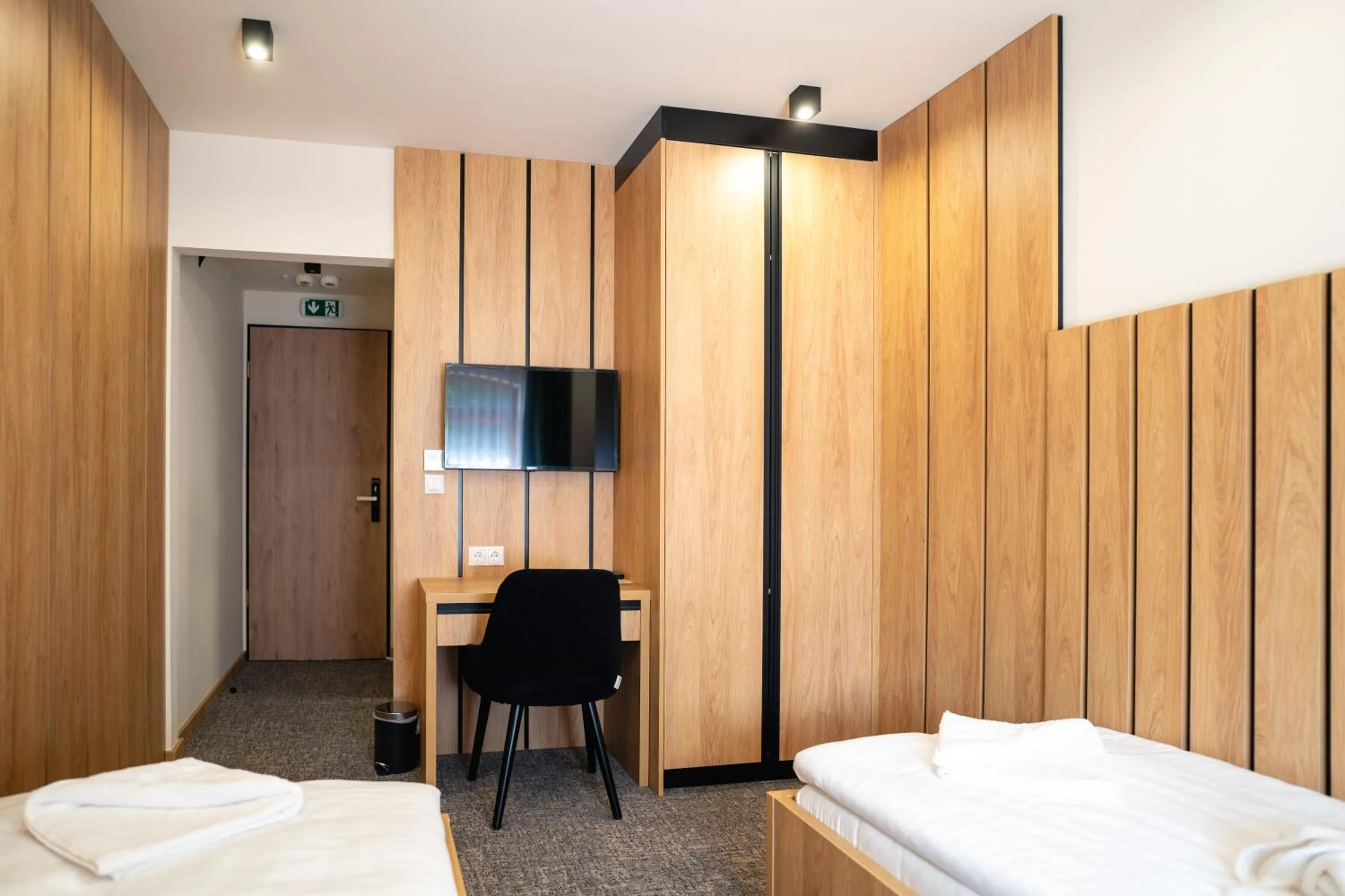 wardrobe, Bed in Hunor Hotel és Étterem