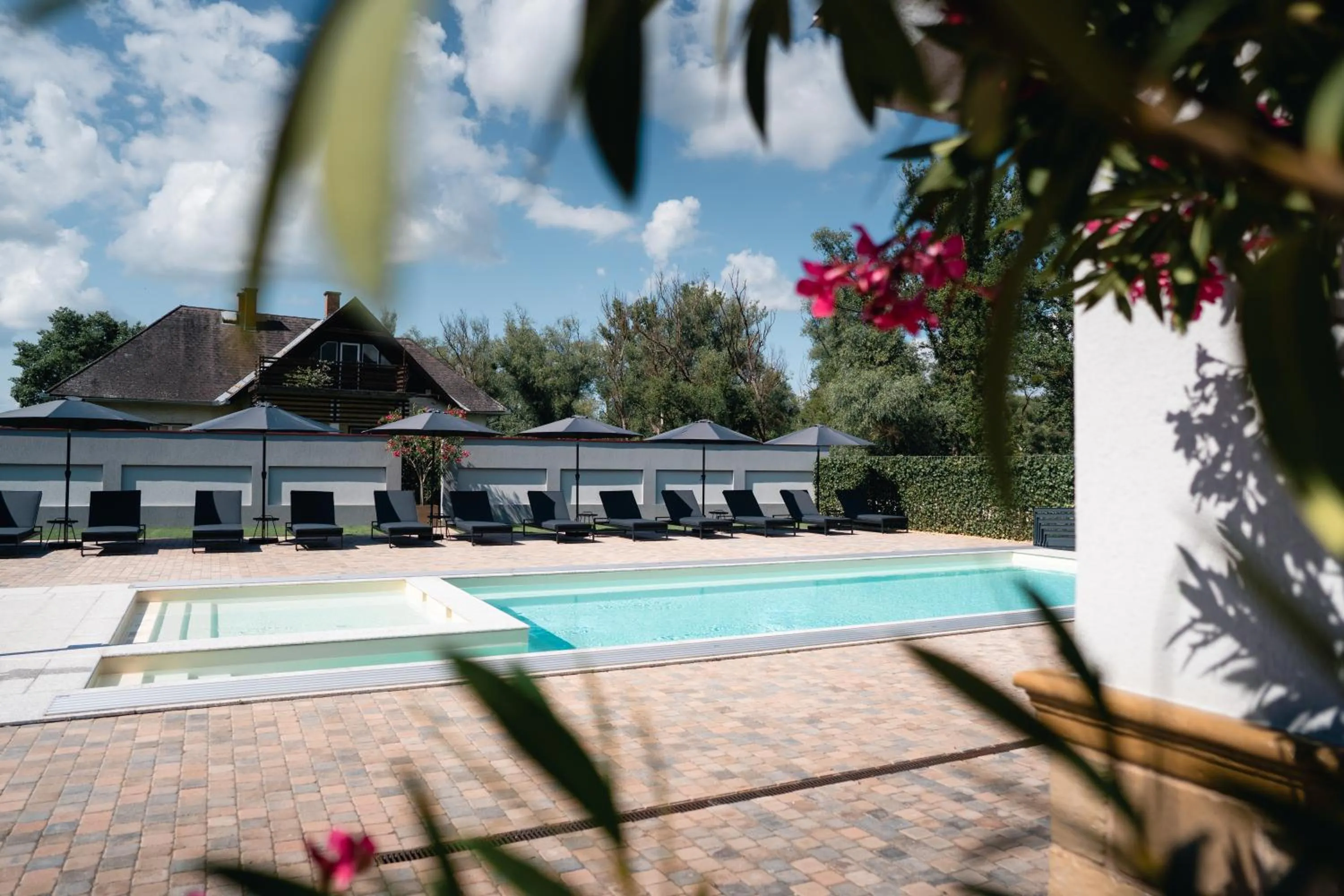 Swimming pool in Hunor Hotel és Étterem