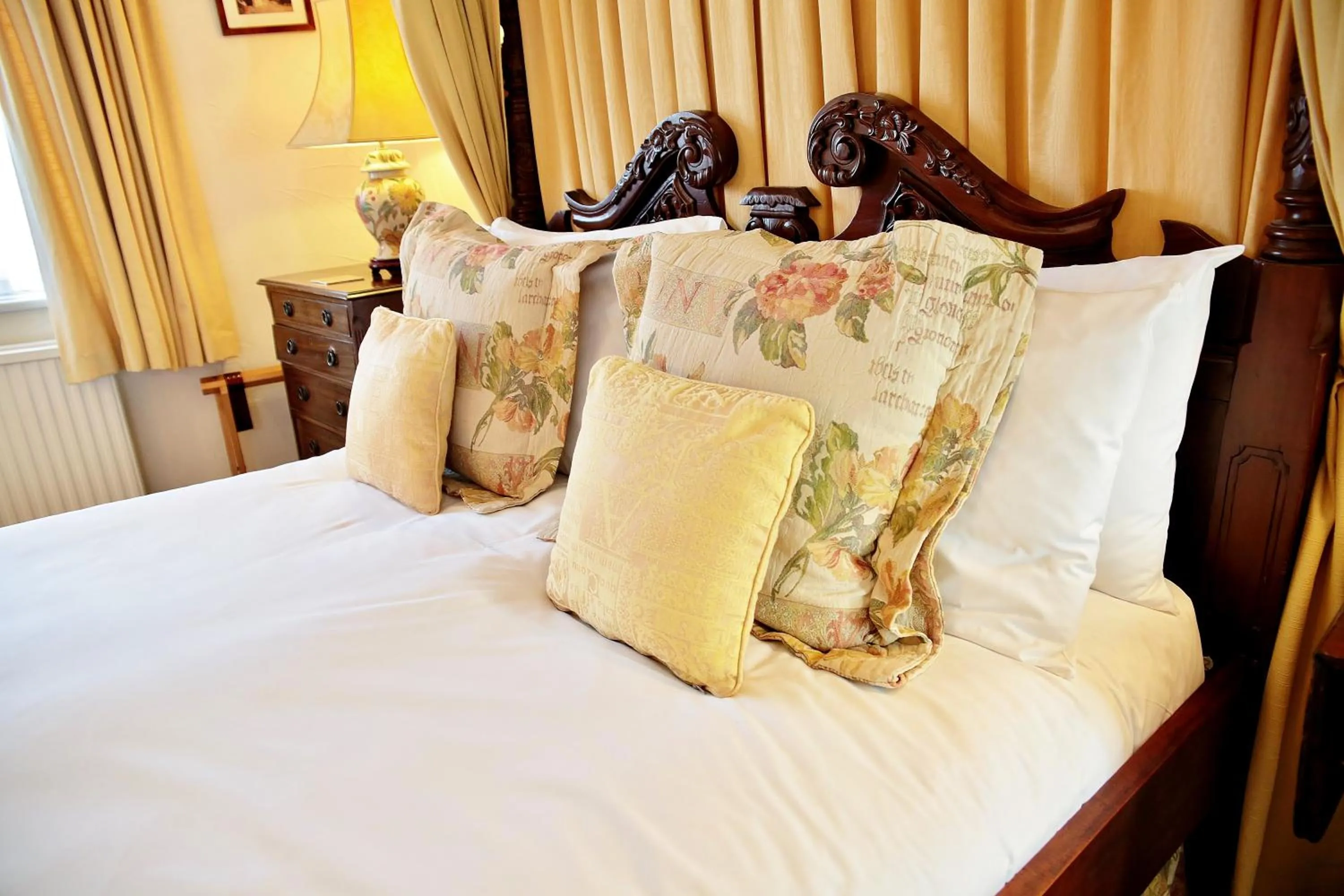 Photo of the whole room, Bed in The Inglenook Hotel