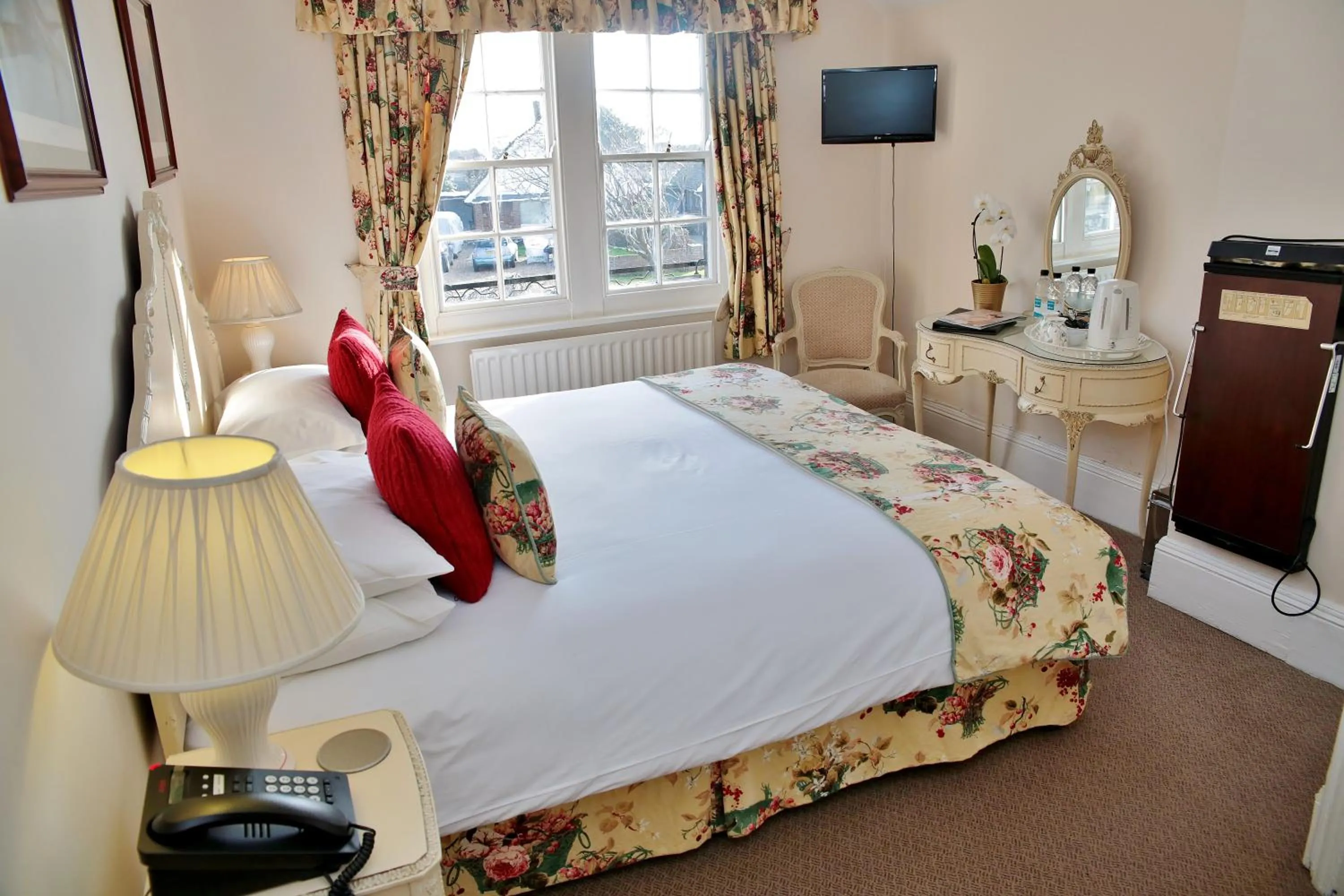 Photo of the whole room, Bed in The Inglenook Hotel