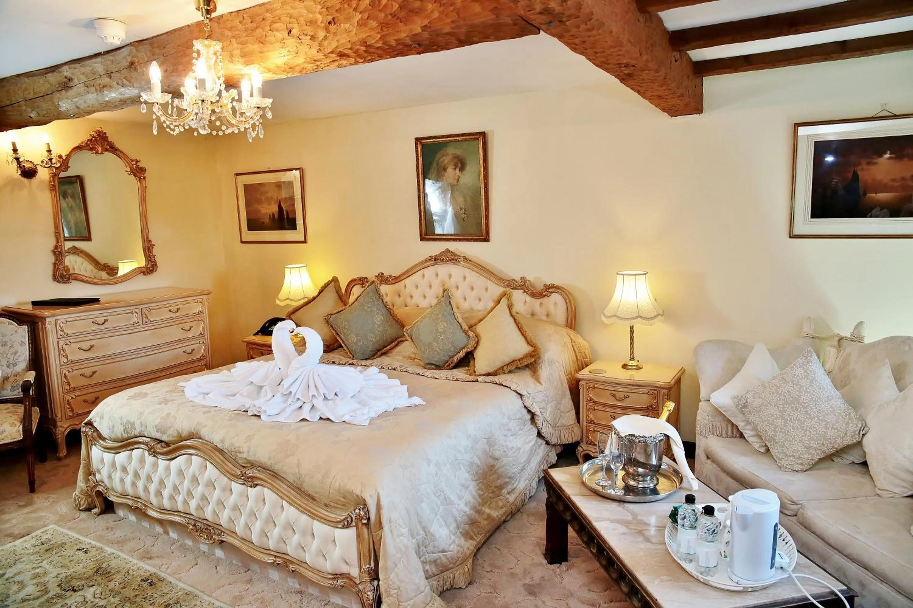 Photo of the whole room, Bed in The Inglenook Hotel