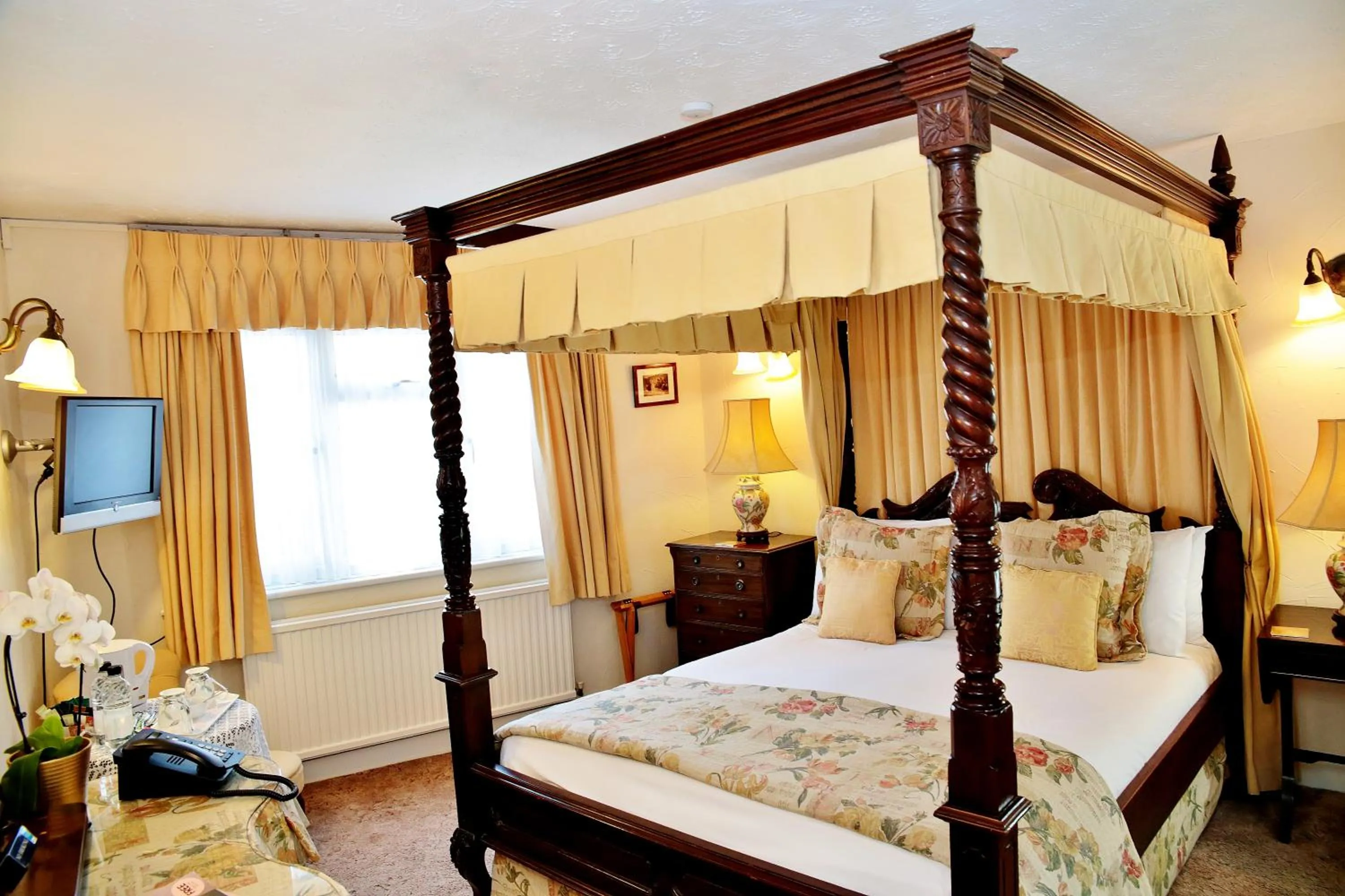 Photo of the whole room, Bed in The Inglenook Hotel