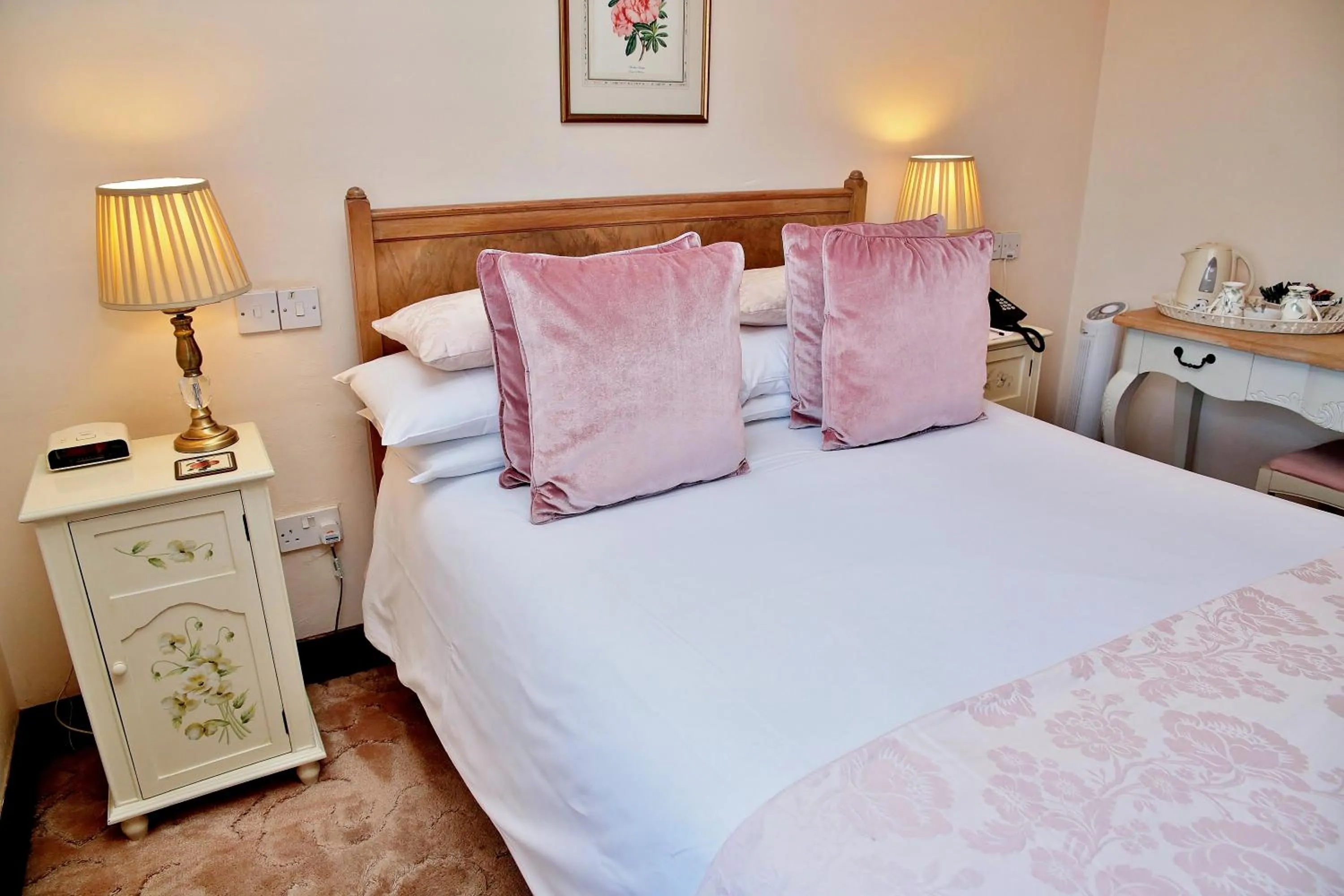 Photo of the whole room, Bed in The Inglenook Hotel