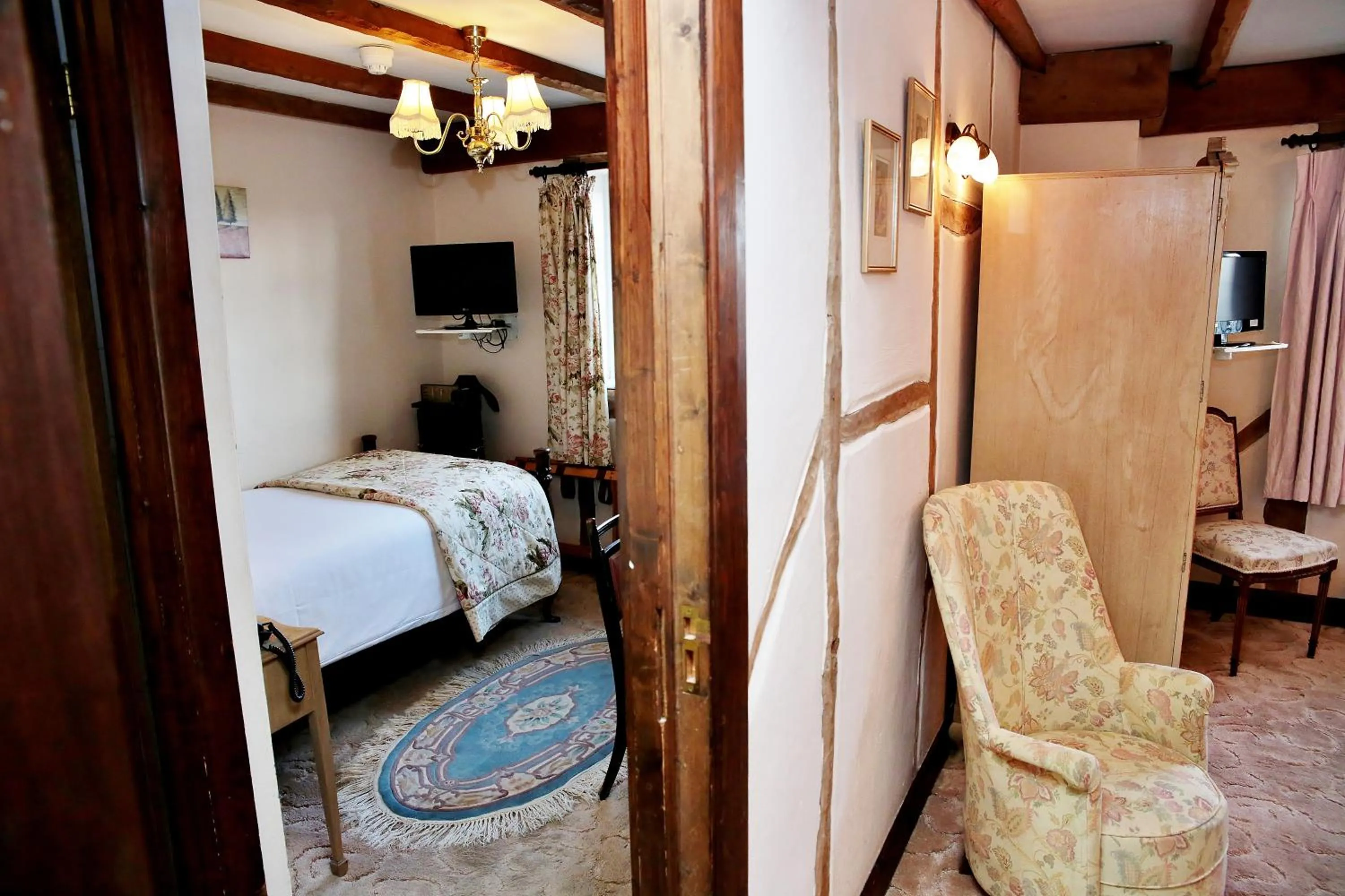 Photo of the whole room, Bed in The Inglenook Hotel