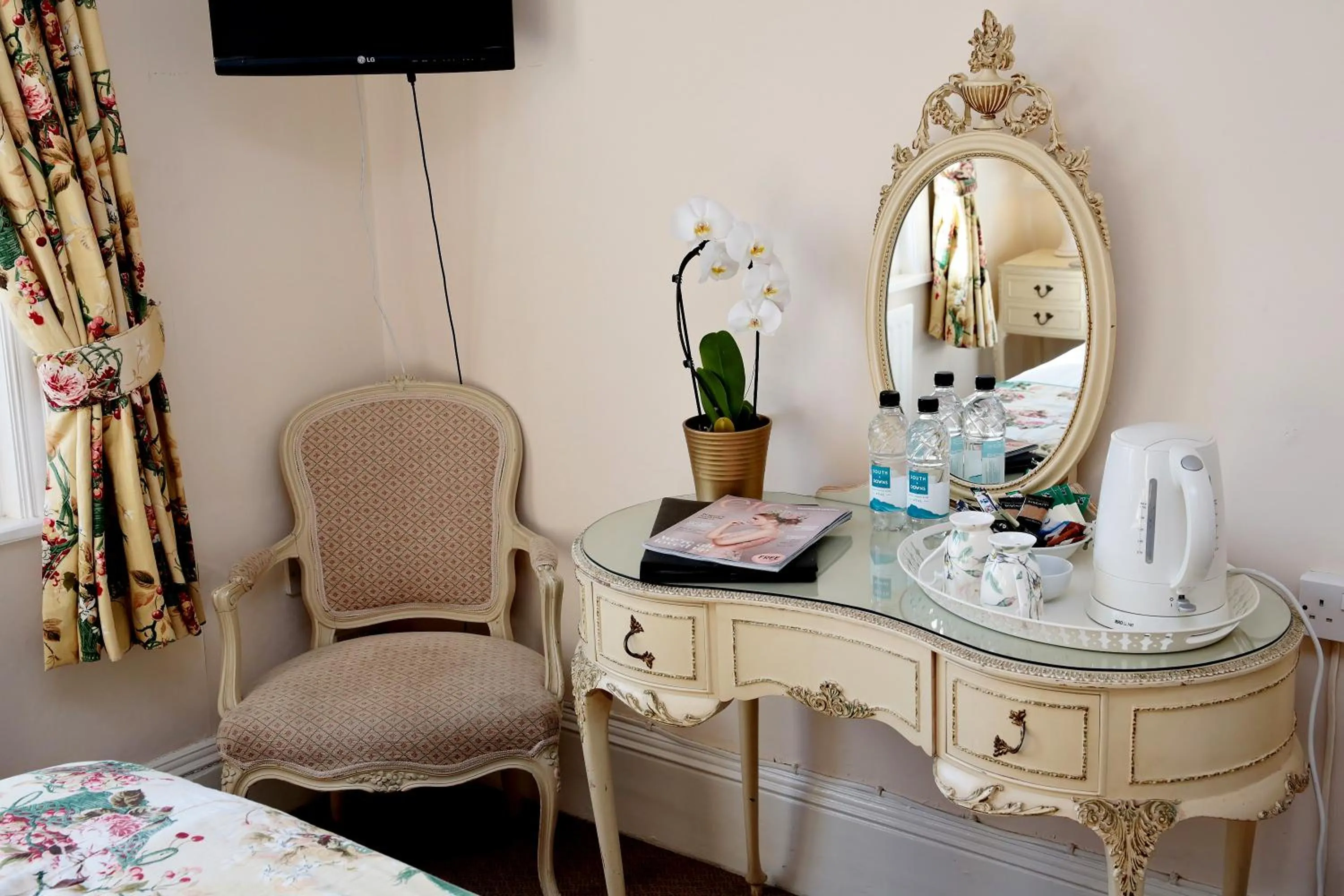 Photo of the whole room in The Inglenook Hotel