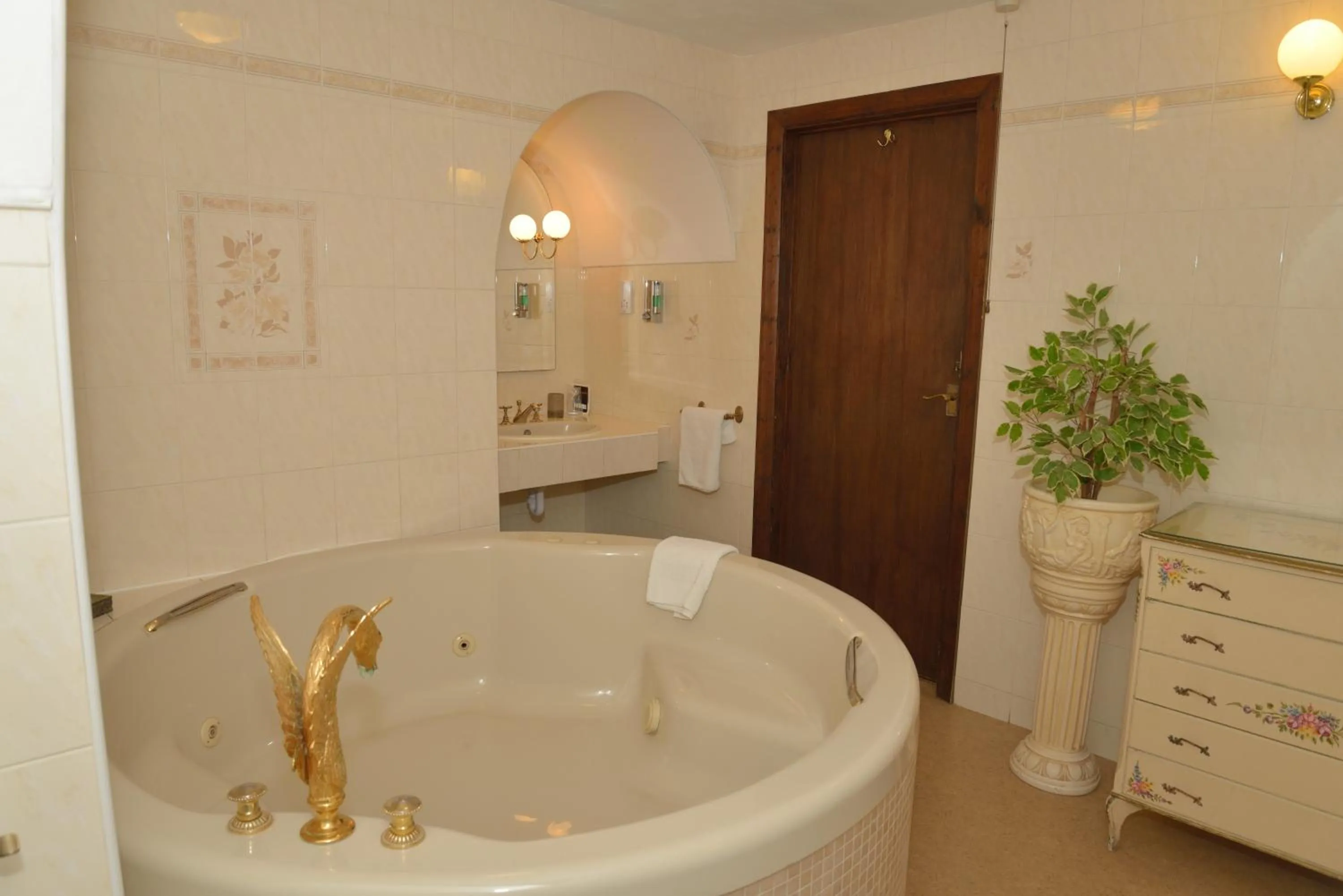 Photo of the whole room in The Inglenook Hotel